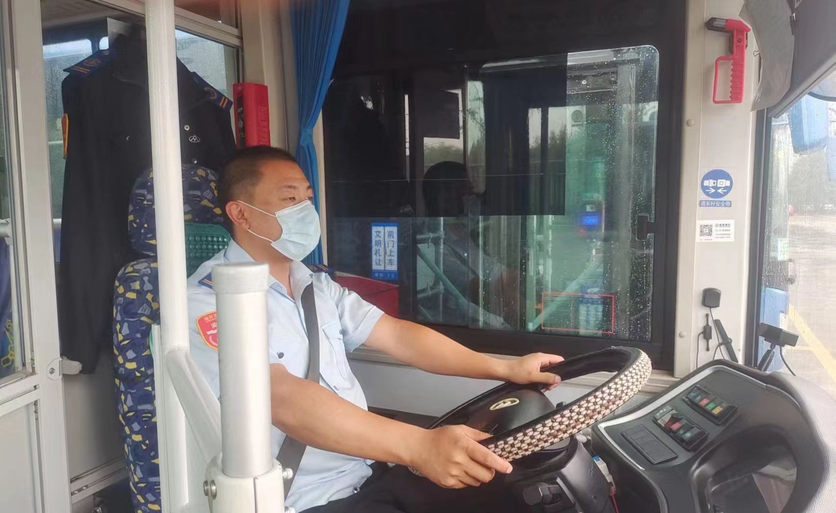 公交事業(yè)一部15路駕駛員王丙全拾金不昧受表?yè)P(yáng)