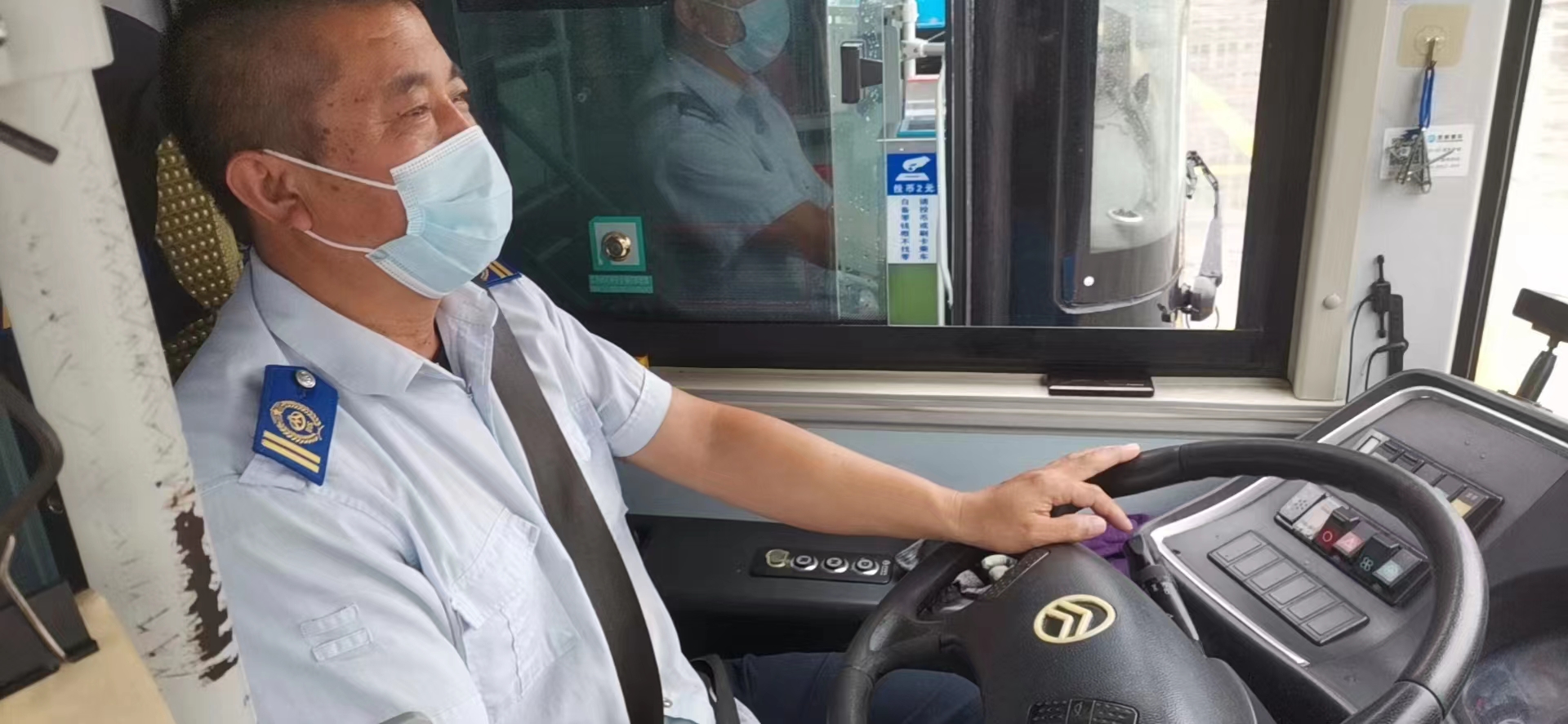 公交事業(yè)一部15路駕駛員劉永桃拾金不昧受表?yè)P(yáng)