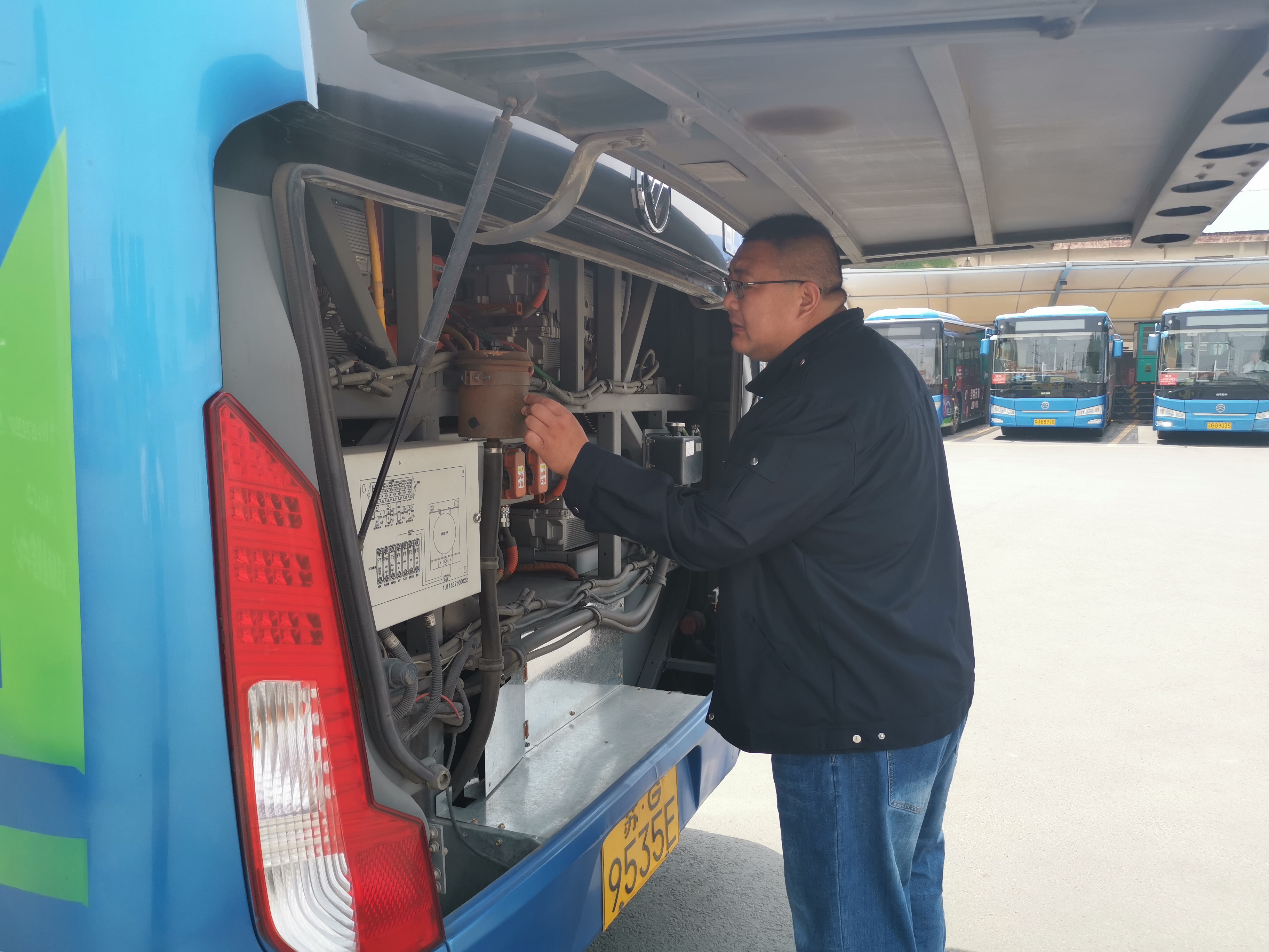 公交集團(tuán)公交事業(yè)一部開展運(yùn)營車輛換季安全專項(xiàng)檢查工作
