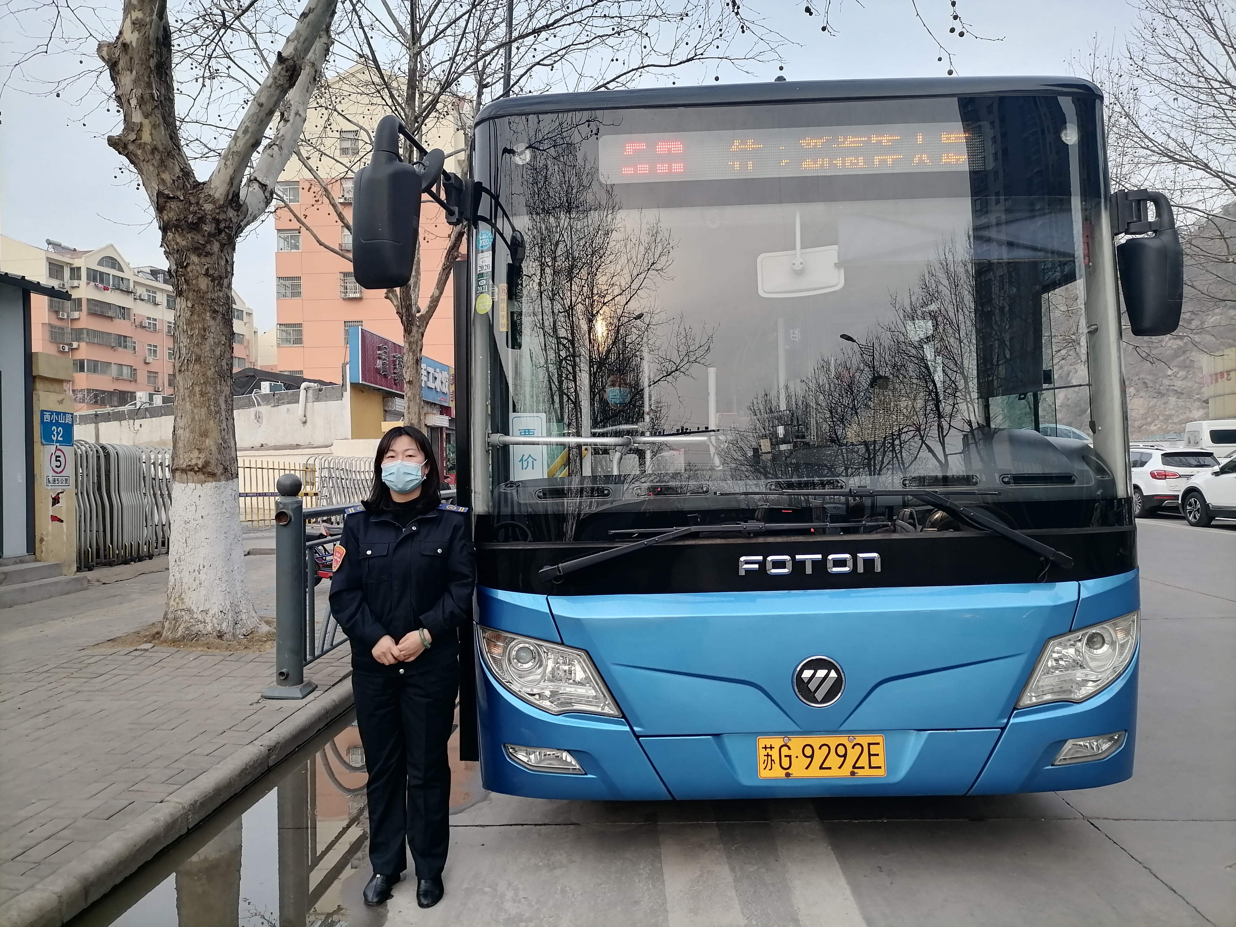 公交集團(tuán)公交事業(yè)二部58路駕駛員王嫦娥及時(shí)歸還乘客丟失的手機(jī)