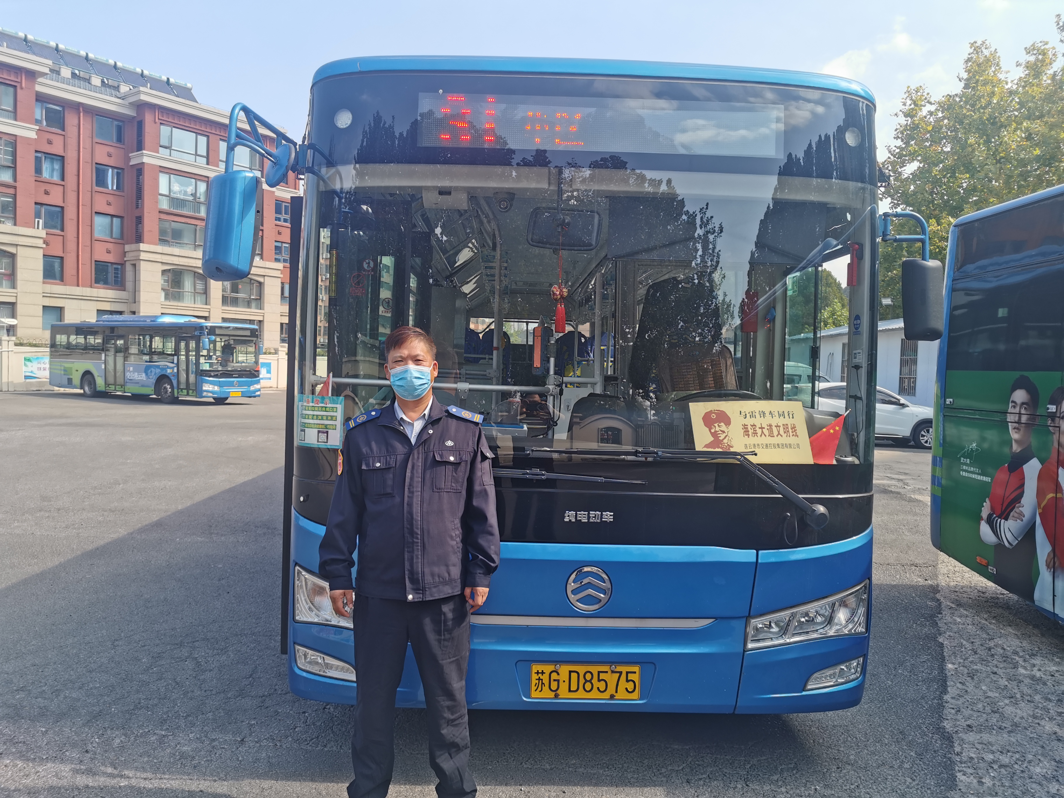 公交集團(tuán)公交事業(yè)二部31路駕駛員滕士林及時(shí)歸還乘客丟失的手機(jī)