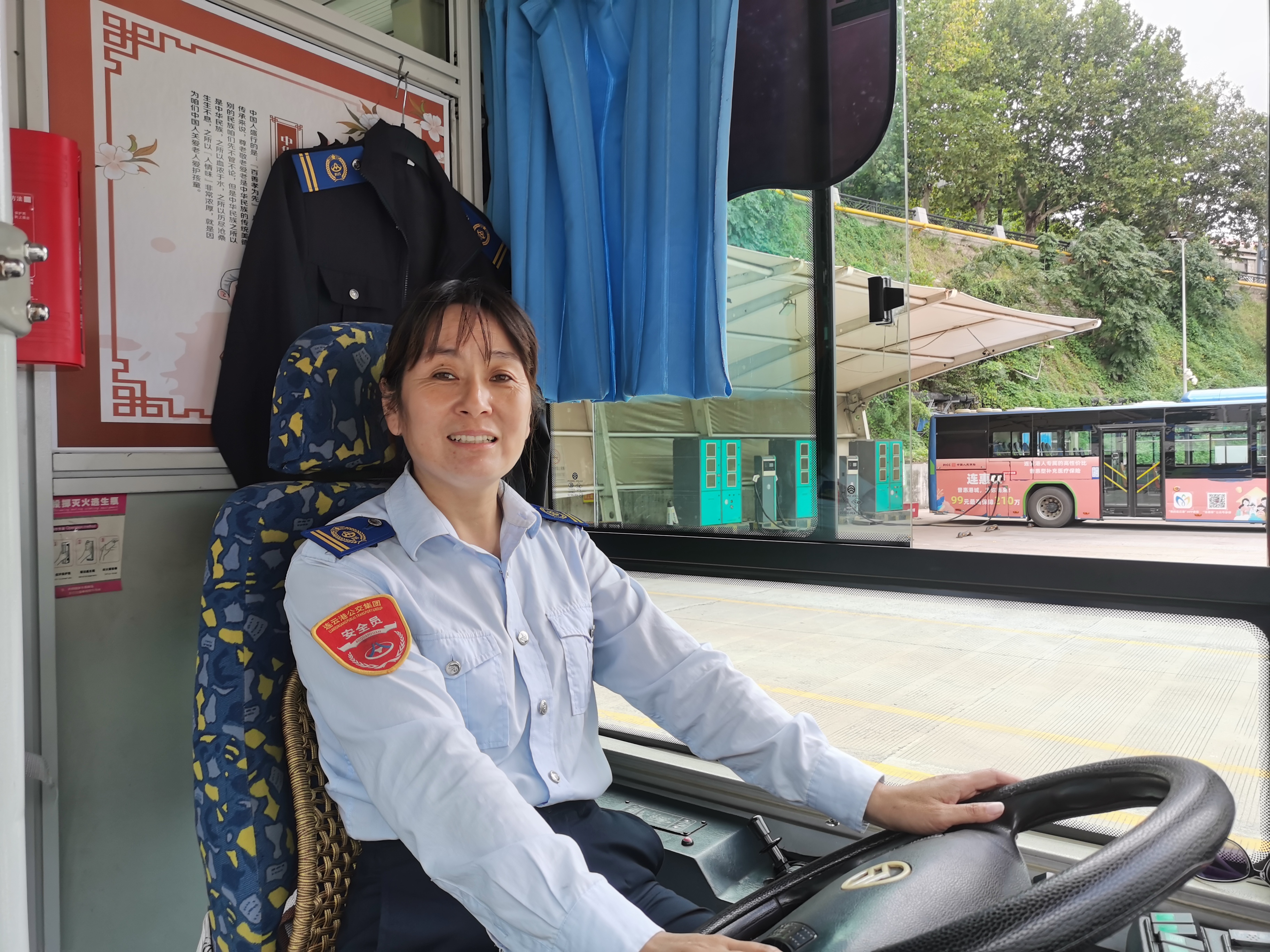 快速公交事業(yè)部B3線駕駛員周建平撿手機(jī)獲乘客感謝