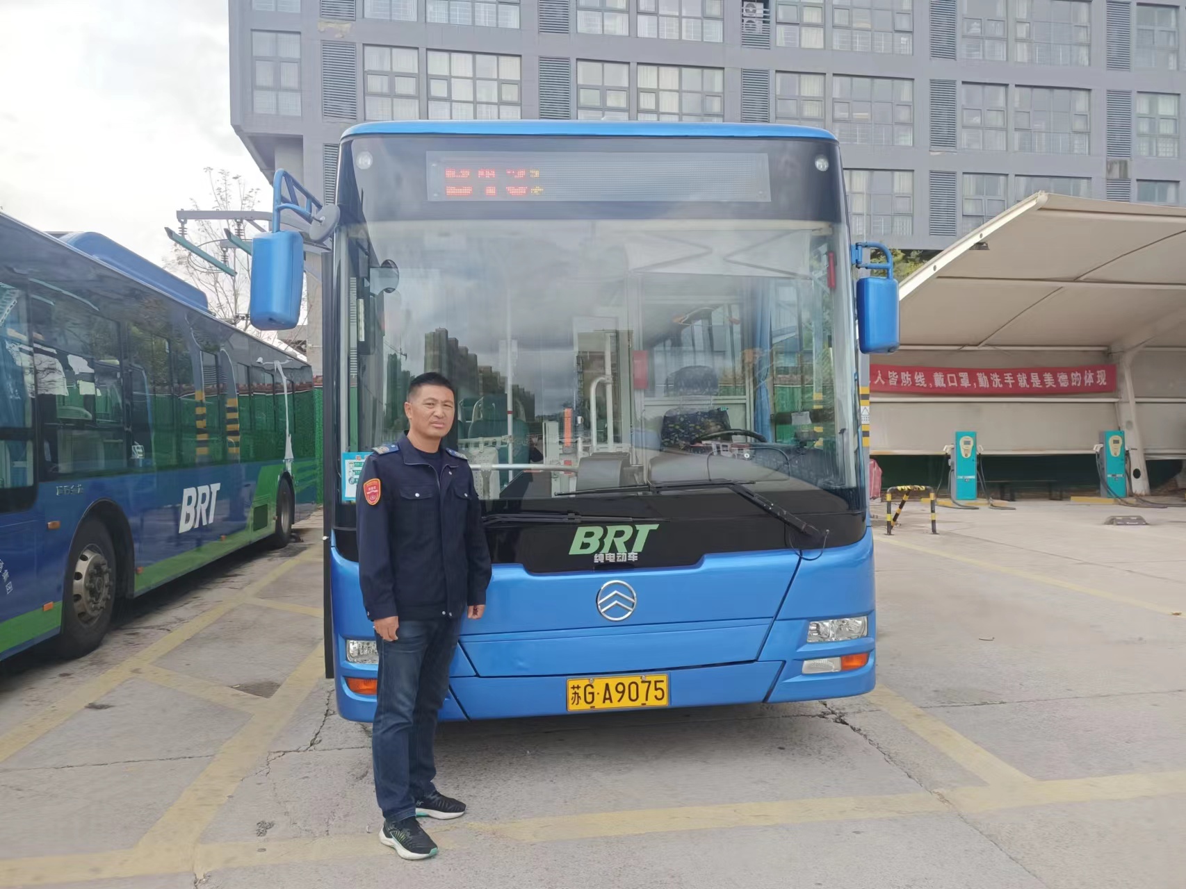 快速公交事業部B3線駕駛員龔本軍撿到筆記本電腦歸還乘客獲感謝