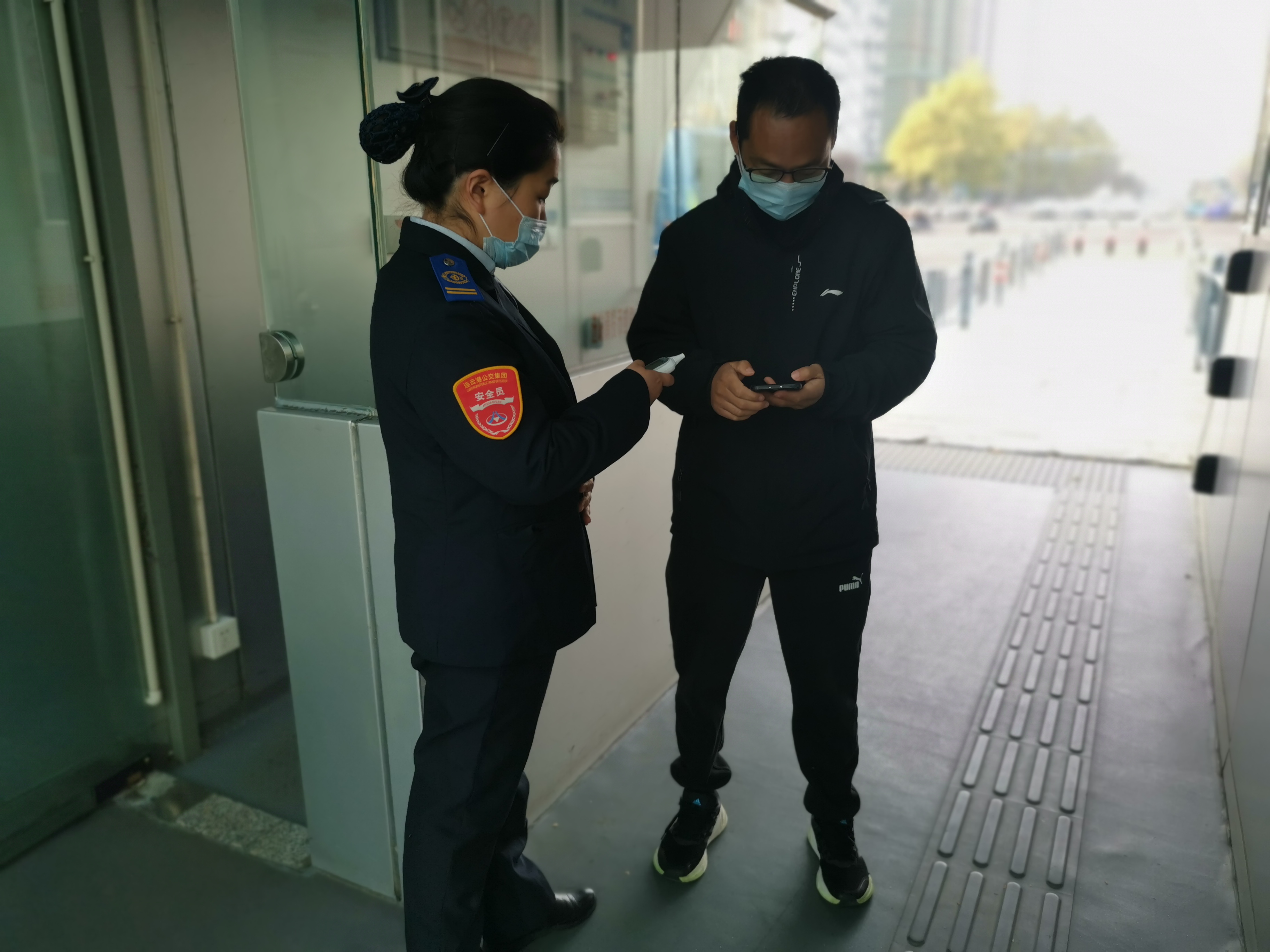 快速公交事業部站務員聯手幫助乘客找到丟失的手機