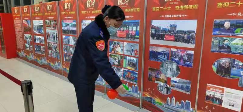 快速公交事業部站務員李迎榮幫助乘客找到丟失的包獲夸贊