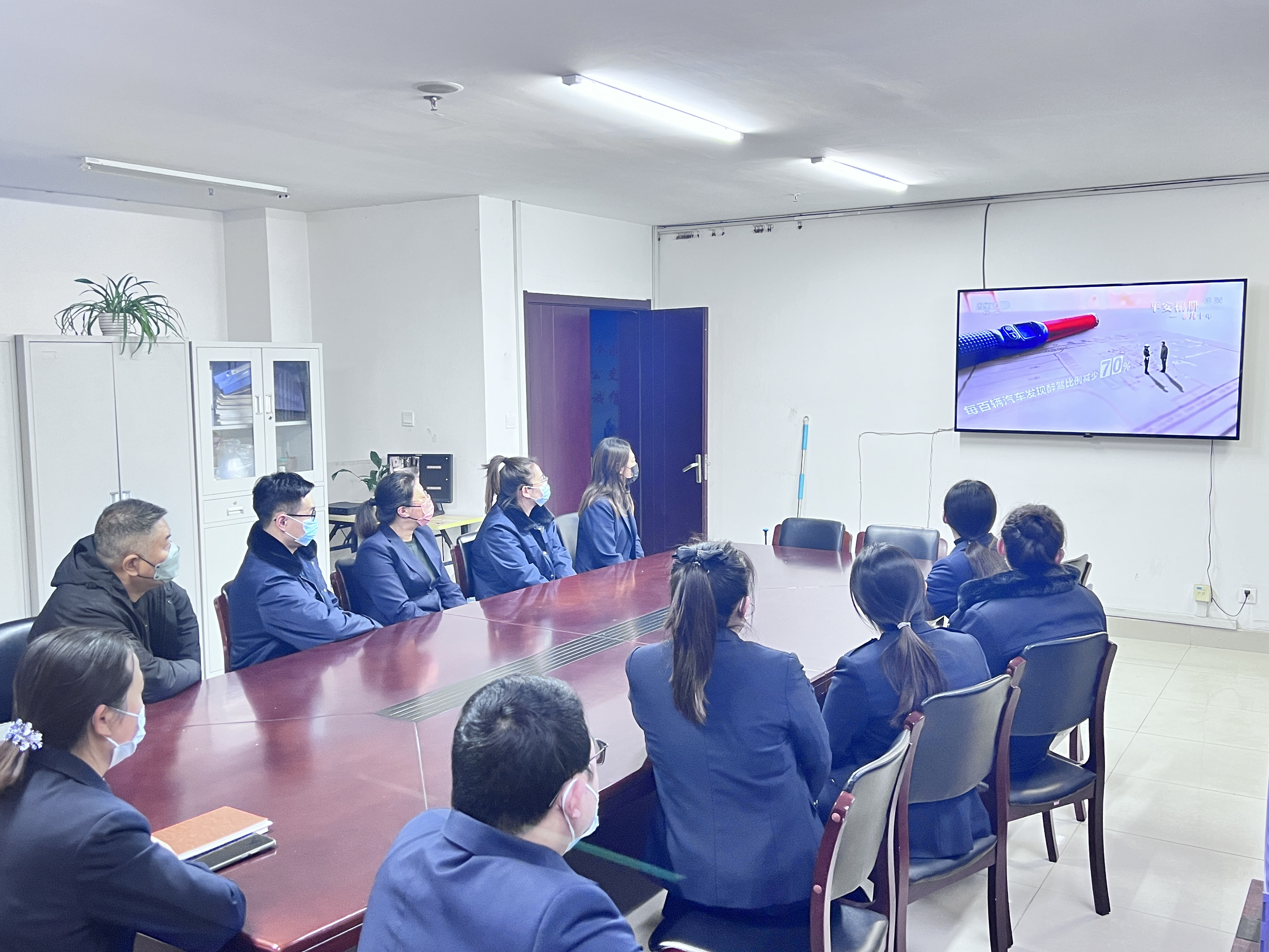 快速公交事業部組織員工觀看《平安行》專題節目