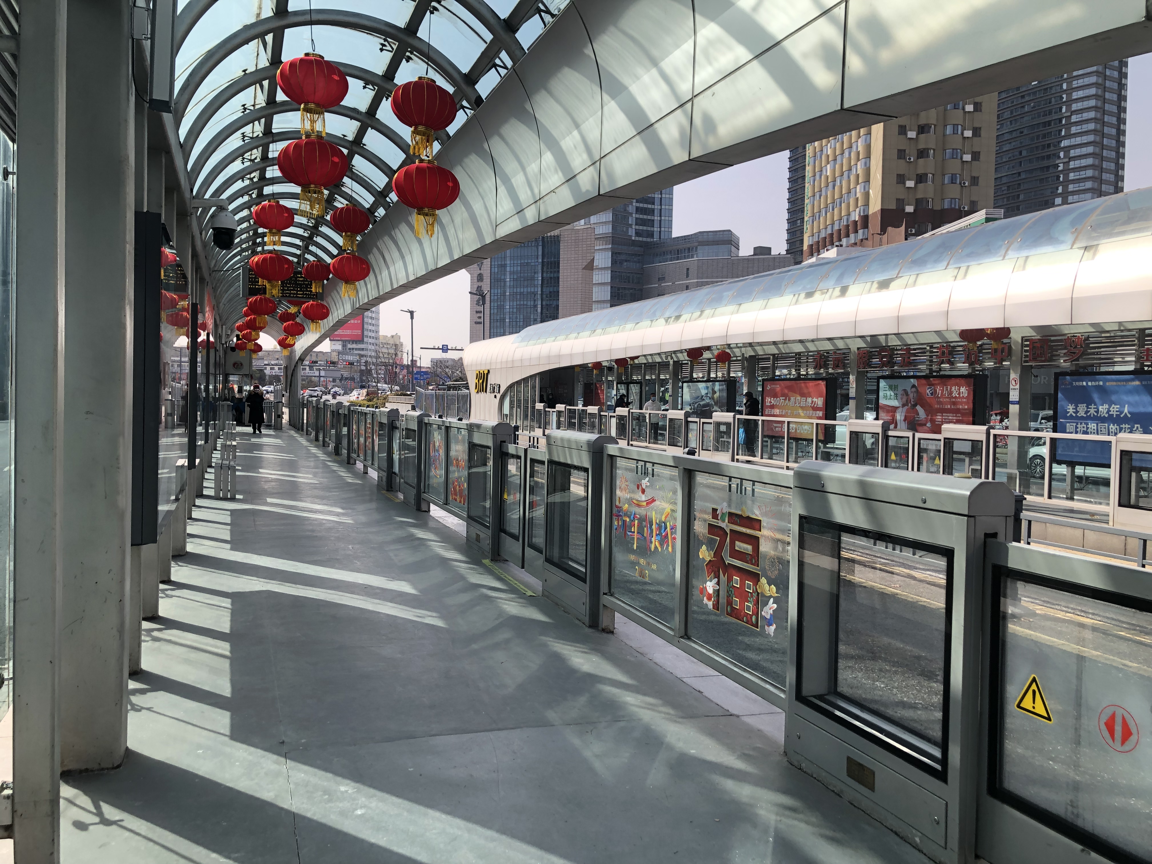 公交集團快速公交事業部打造新春主題站臺