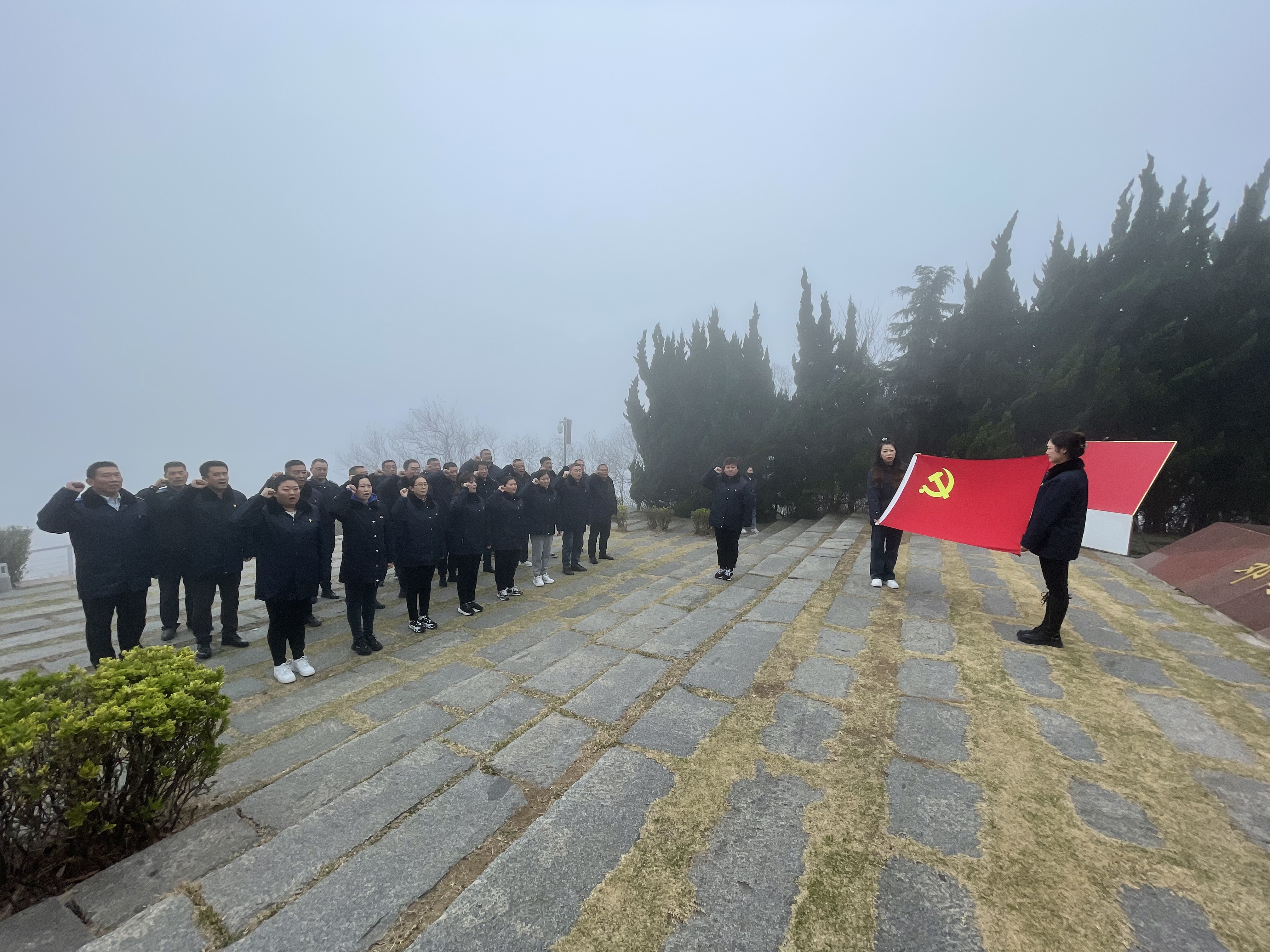 公交集團公交事業一部至鄧小平公園開展警示教育活動