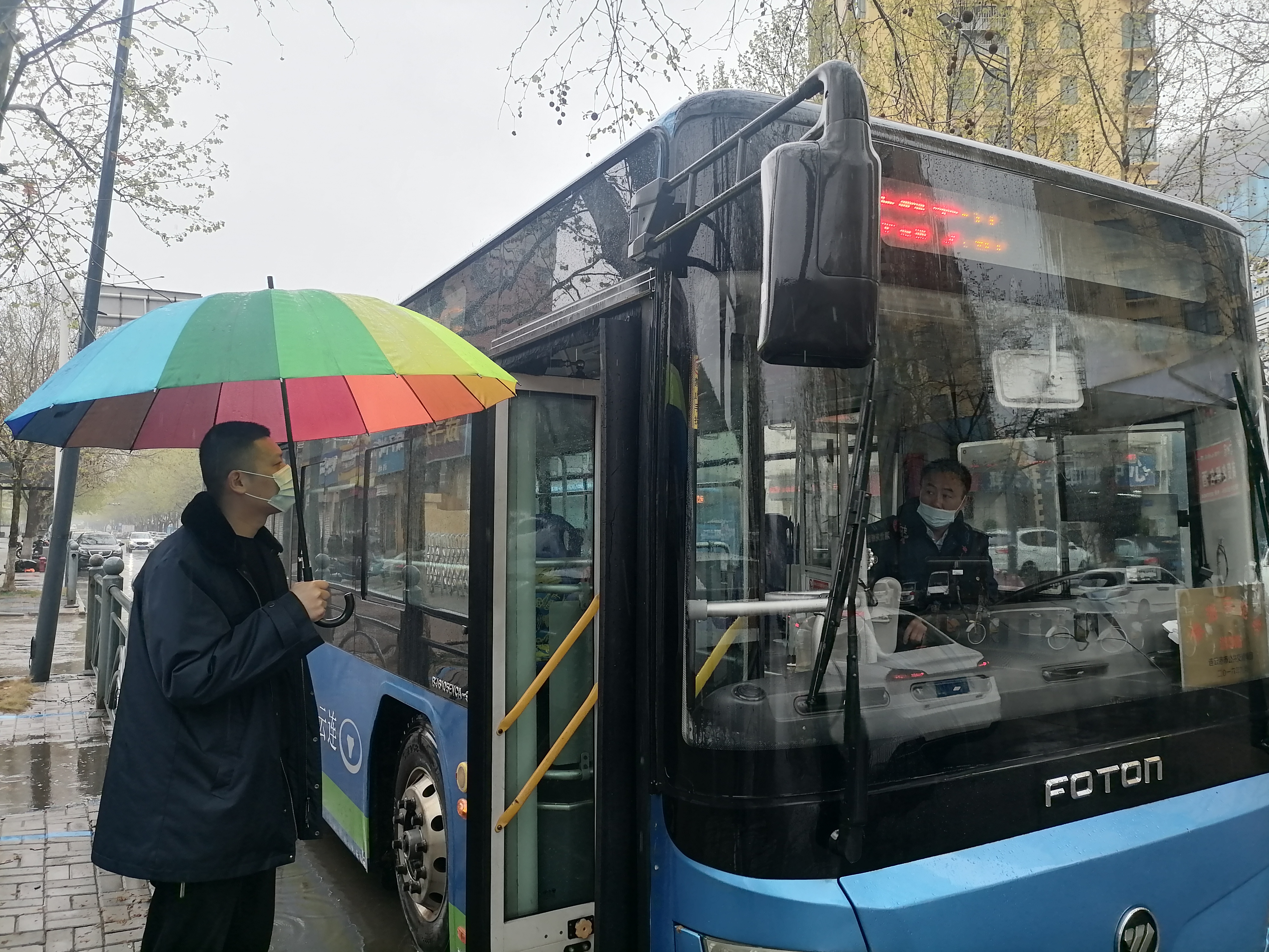 公交集團公交事業二部積極應當大風大雨惡劣天氣
