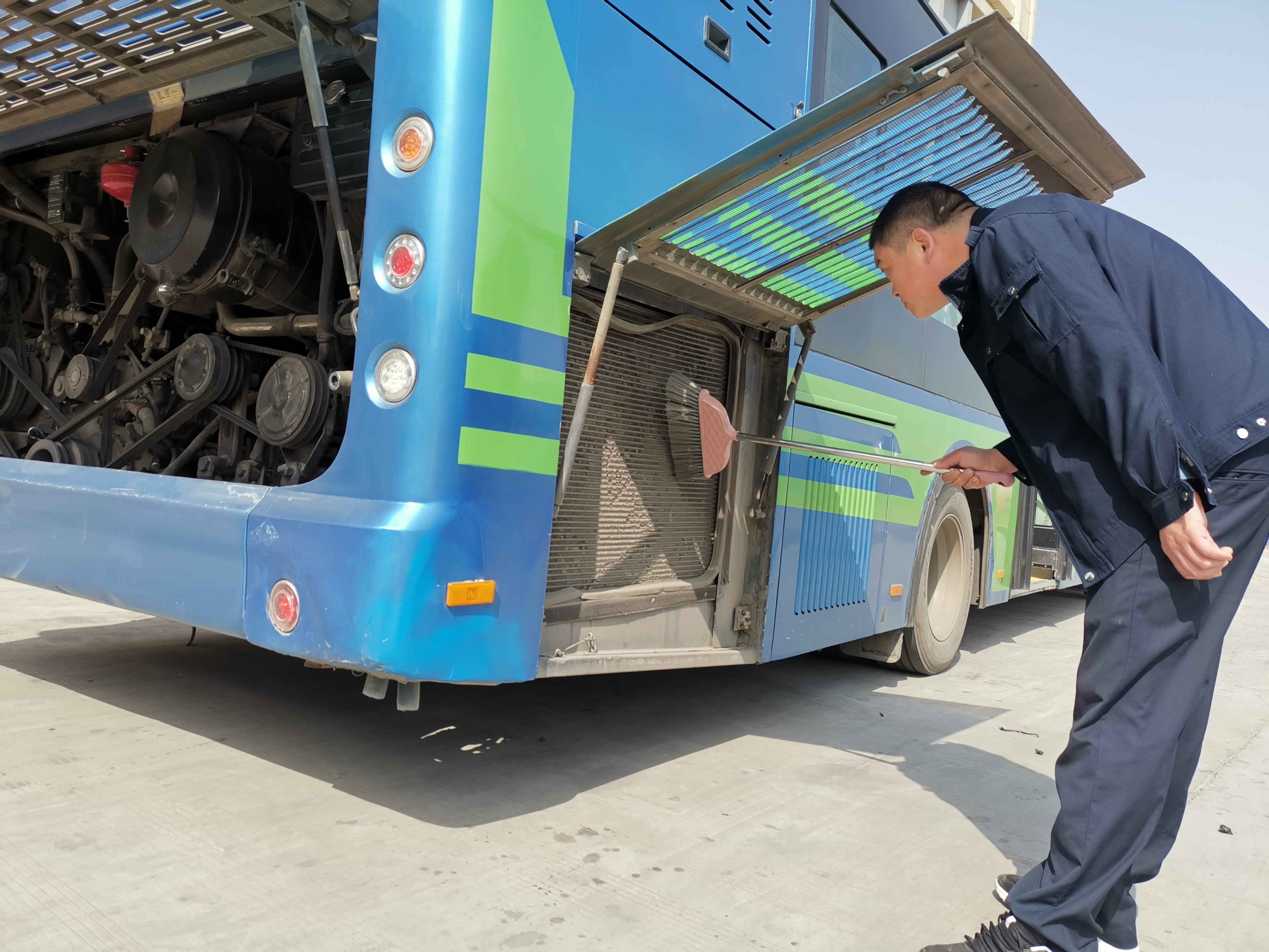 經(jīng)營(yíng)發(fā)展事業(yè)部積極做好應(yīng)對(duì)柳絮清潔工作