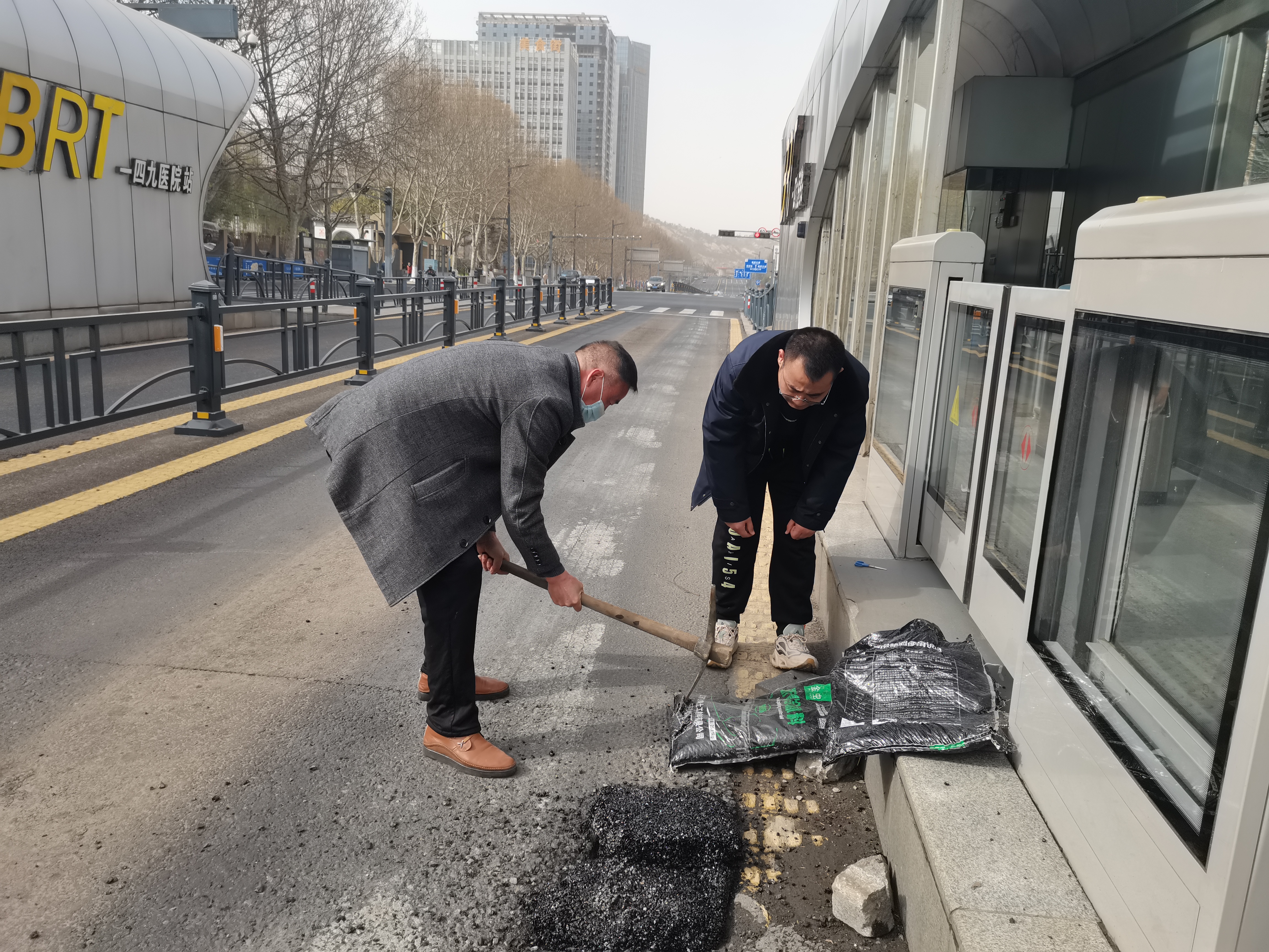 快速公交事業部駕駛員修補專用道路面