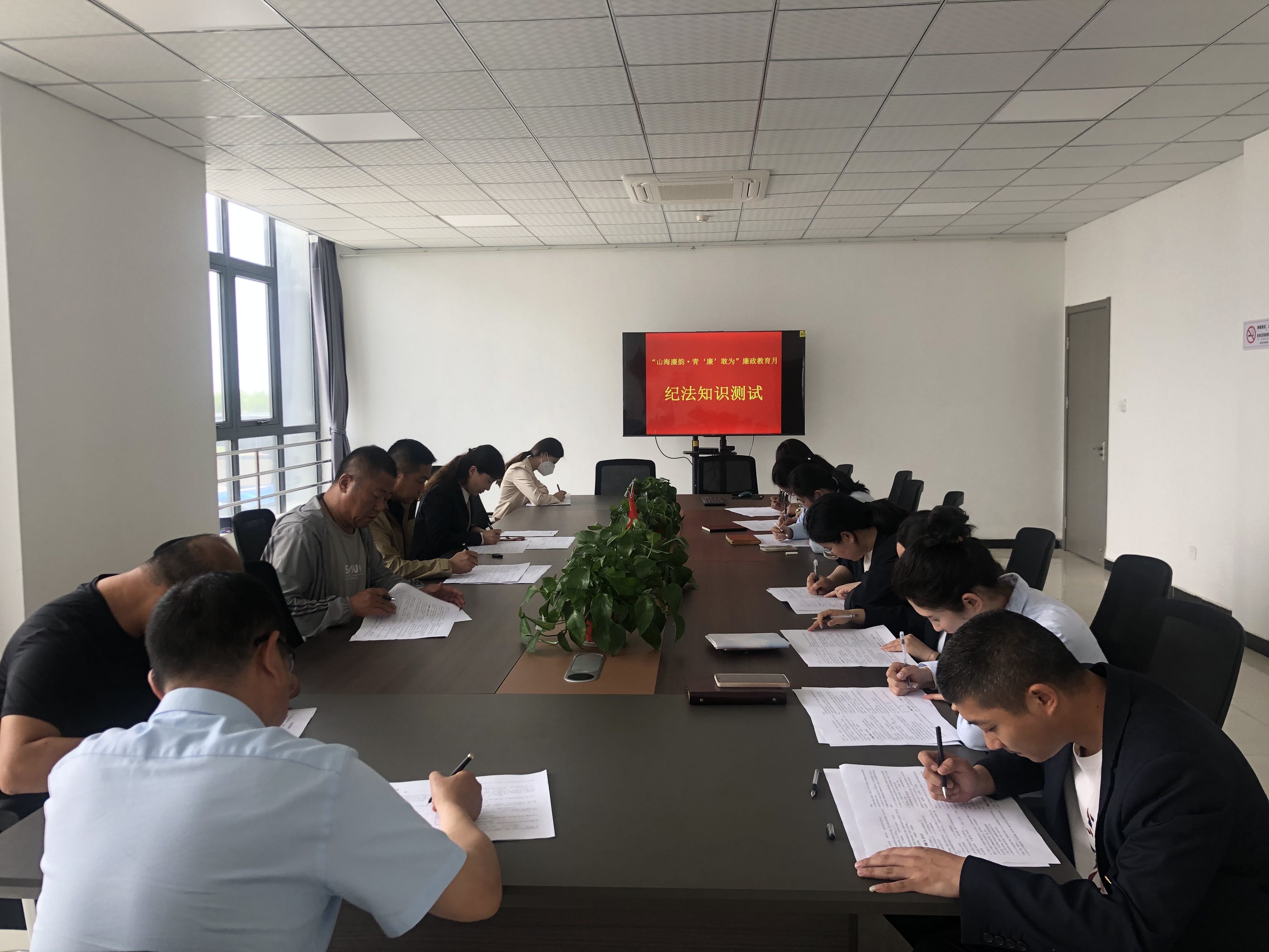 公交集團經營發展事業部組織黨員干部及年輕職工開展紀法知識測試