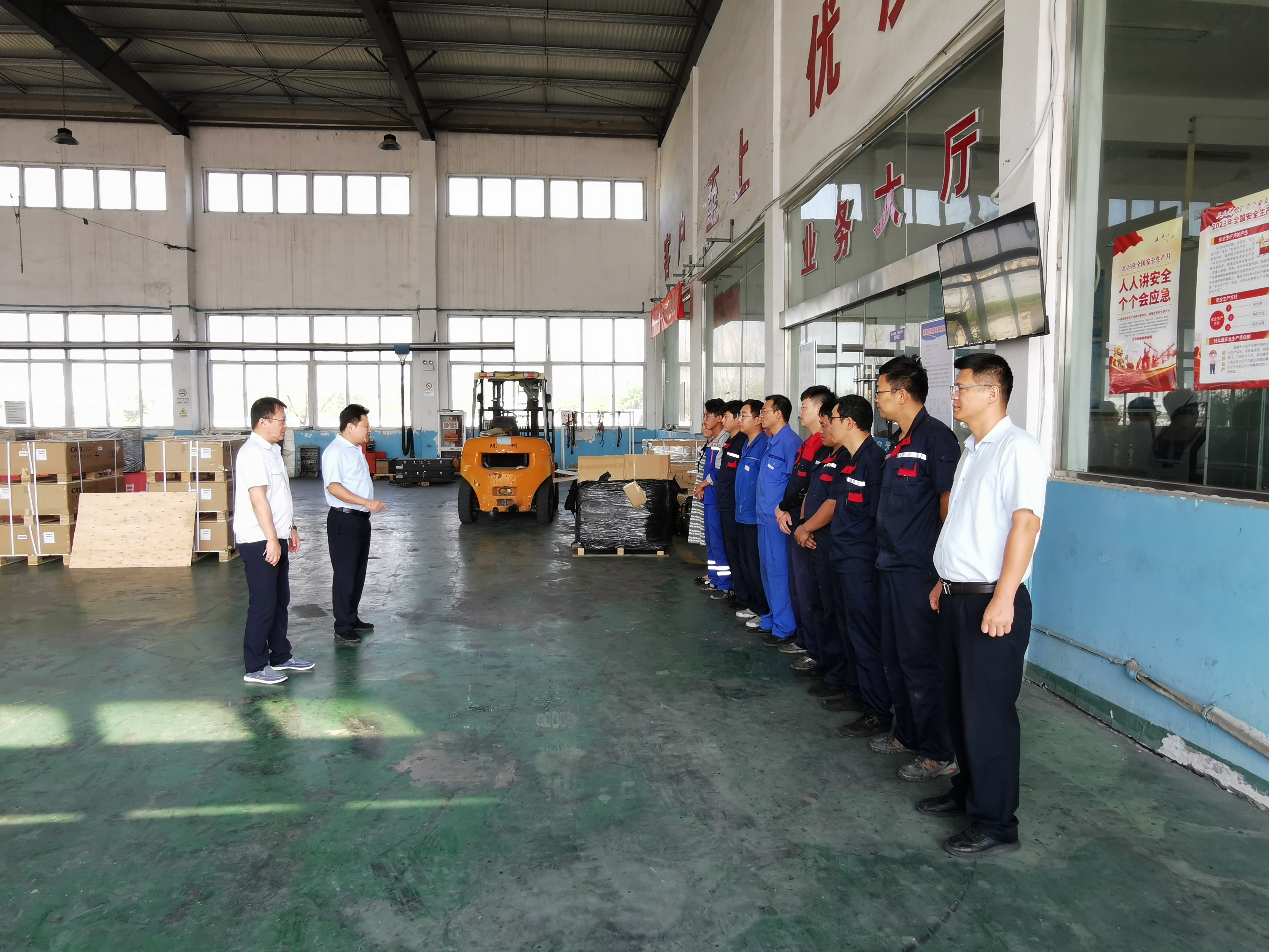 公交集團(tuán)機(jī)務(wù)技術(shù)事業(yè)部開展配電箱觸電事故應(yīng)急處置演練