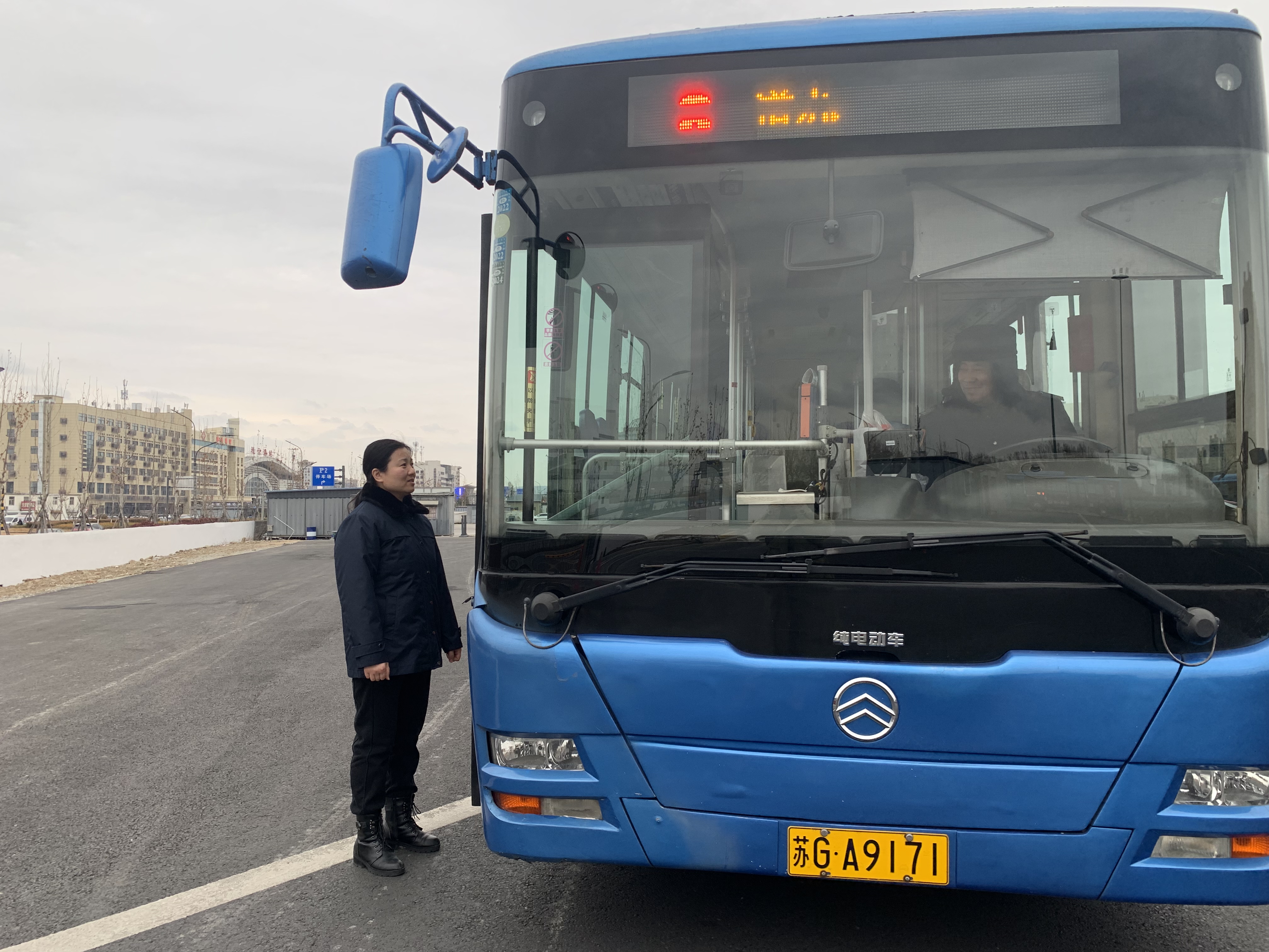 迎戰(zhàn)雨雪 公交集團(tuán)公交事業(yè)一部全力以赴保障市民安全出行