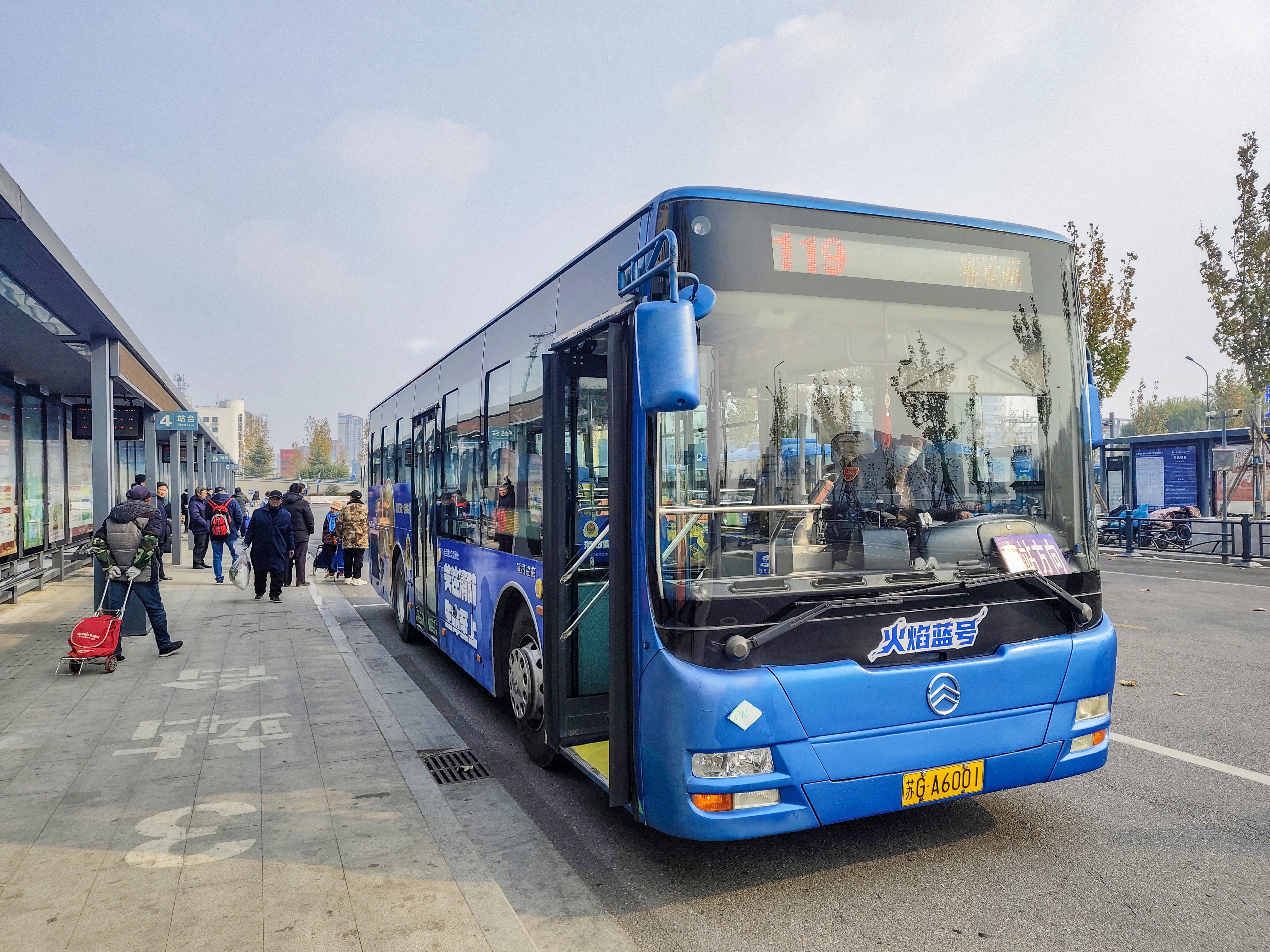 江蘇連云港：公交車廂變成“流動(dòng)課堂”