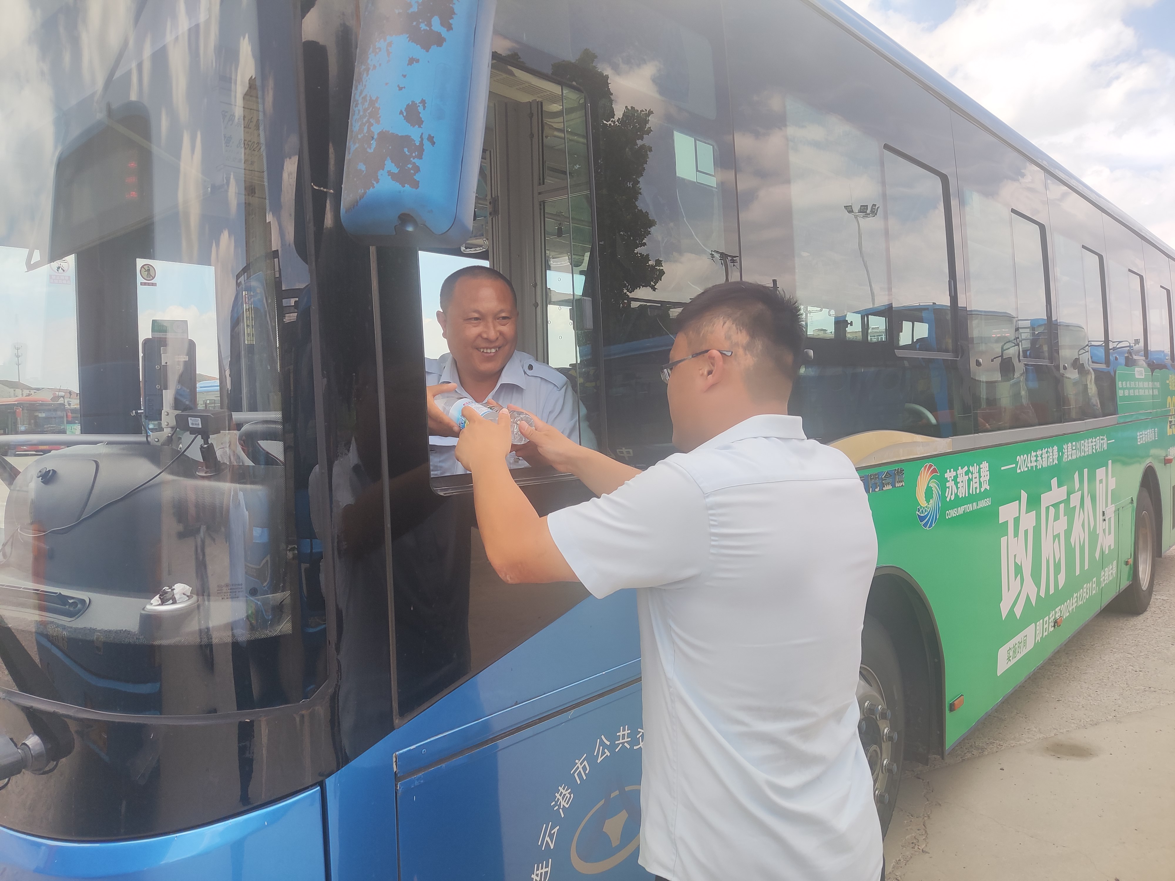 【夏季安康“三送”之“送清涼”】 海通持續(xù)開展送清涼活動(dòng)