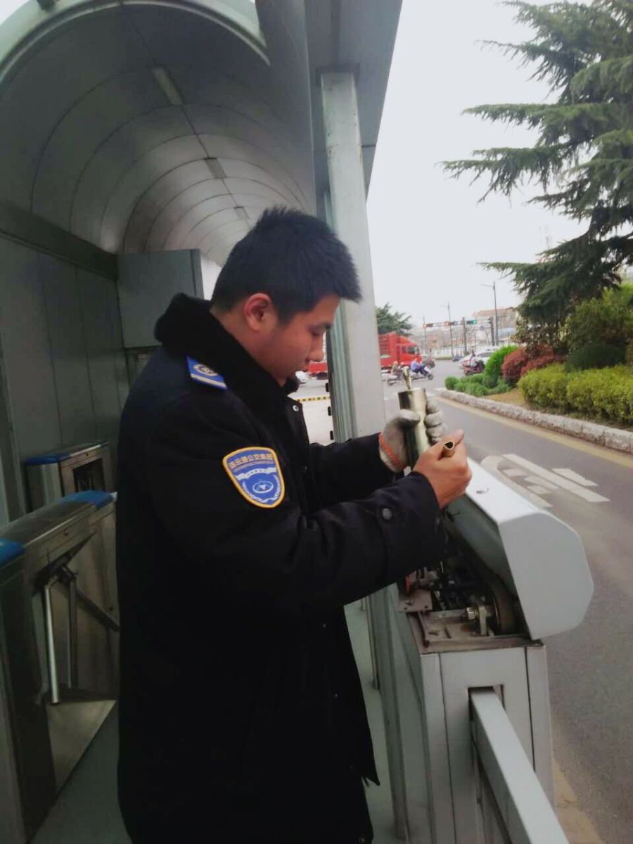 公交快速公司總務科維護保養站臺安全門