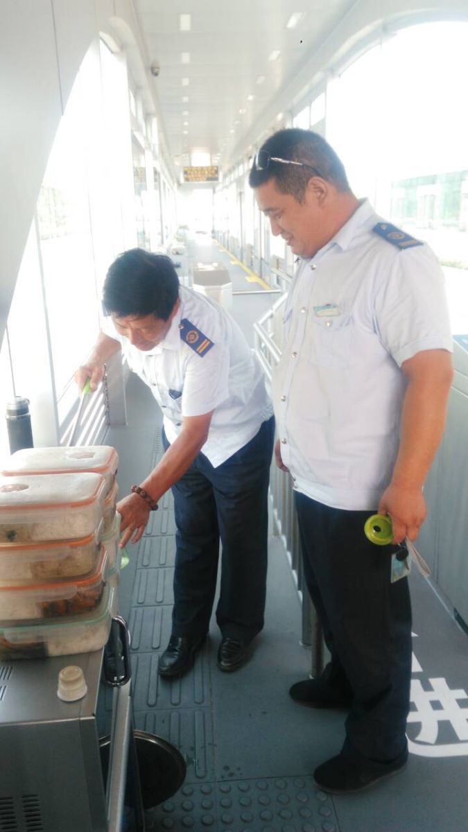 公交快速公司開展 “送一碗綠豆湯，清涼一個盛夏”活動