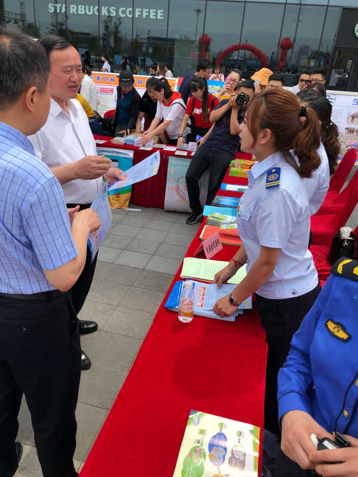 公交集團開展“6.16”安全生產咨詢日活動