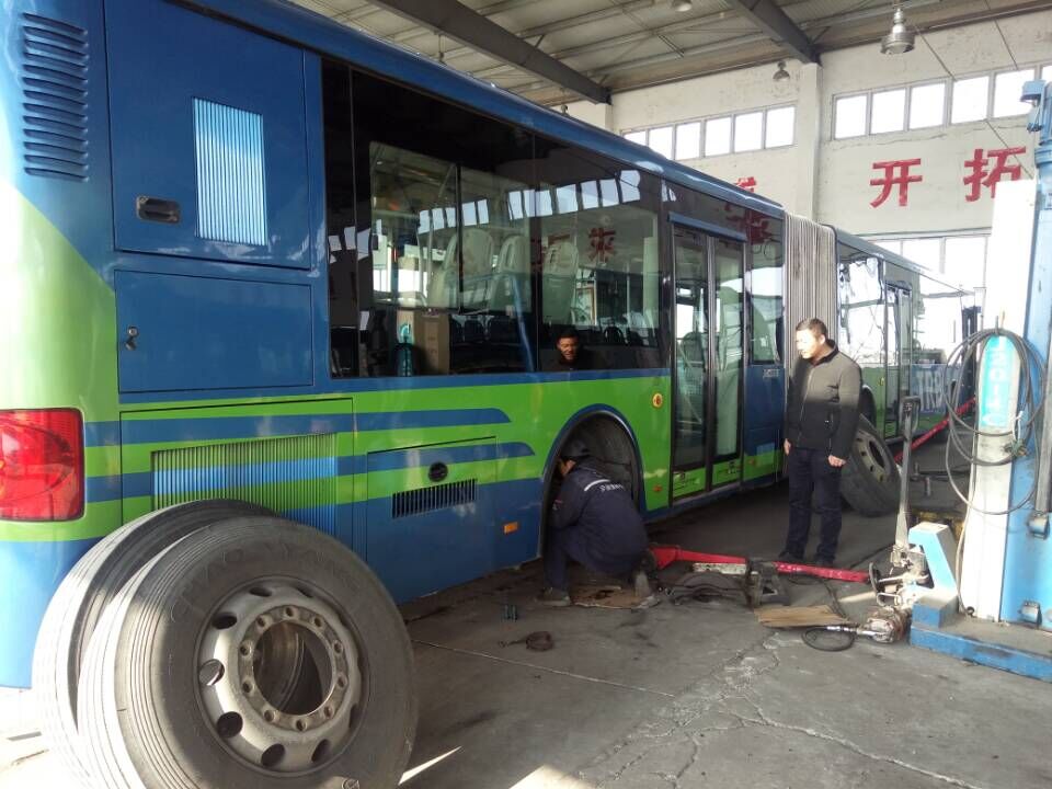 公交快速公司開展天燃?xì)廛囕v集中保養(yǎng)工作