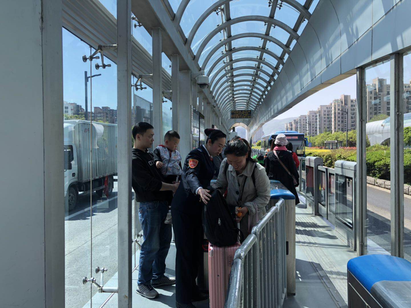 站務(wù)員用微笑感染每個乘客