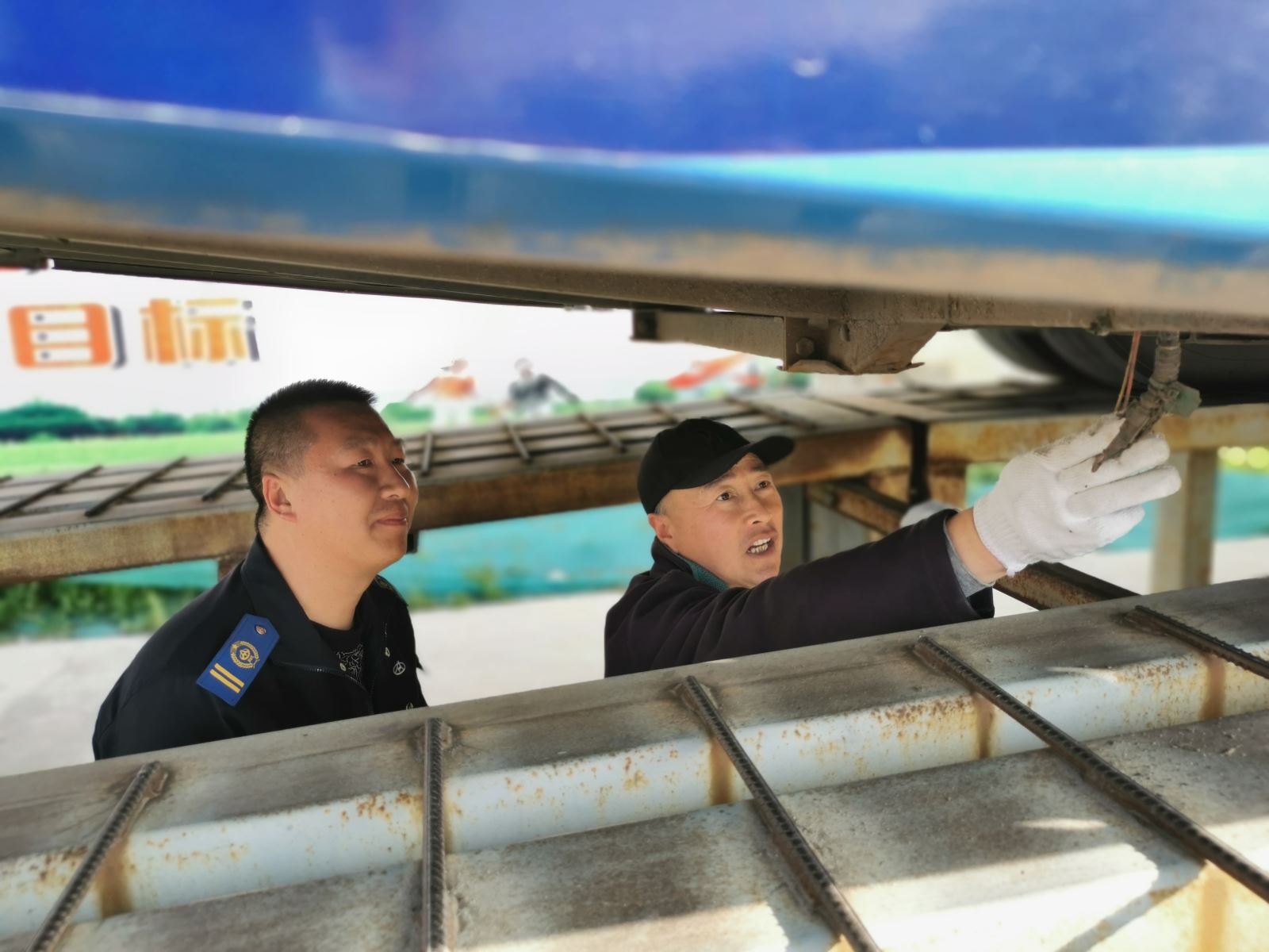 公交事業(yè)一部開(kāi)展五一前車輛安全大檢查