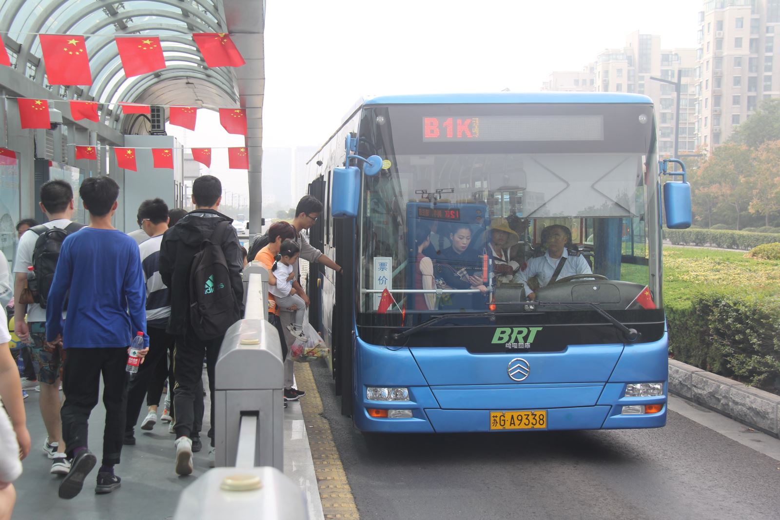 國(guó)慶長(zhǎng)假 公交集團(tuán)全力以赴迎戰(zhàn)客流高峰