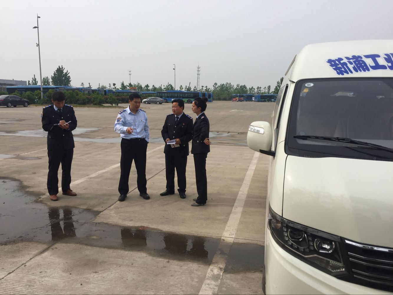 公交佳連公司積極配合充電設備安全檢查