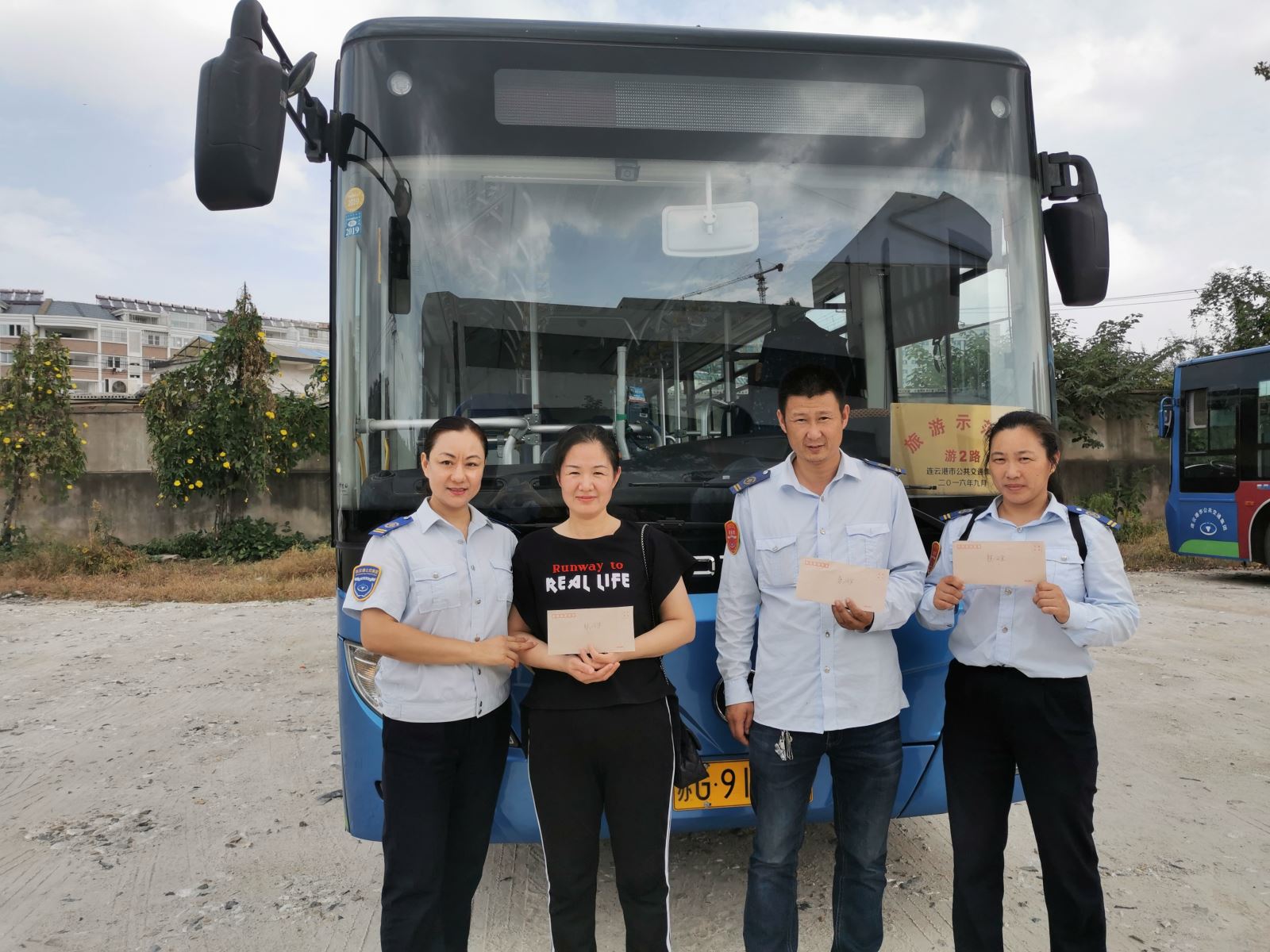 中秋節(jié) 公交集團(tuán)慰問特困職工暖人心