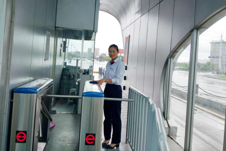 公交集團快速公司站務(wù)員暖心服務(wù) 讓愛凝聚