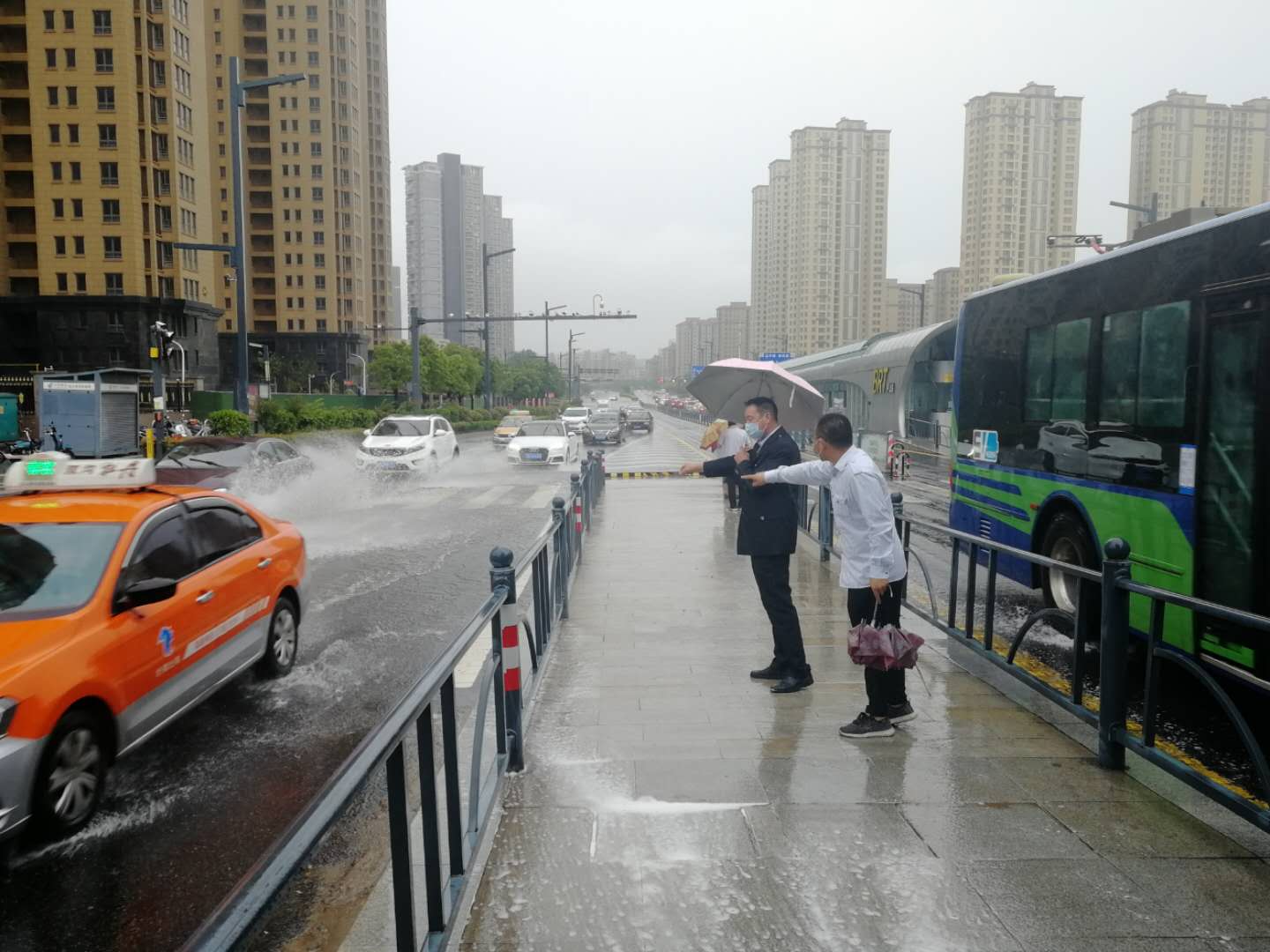 大雨來襲，快速公交事業部抗澇搶險全力以赴 為市民出行保駕護航！