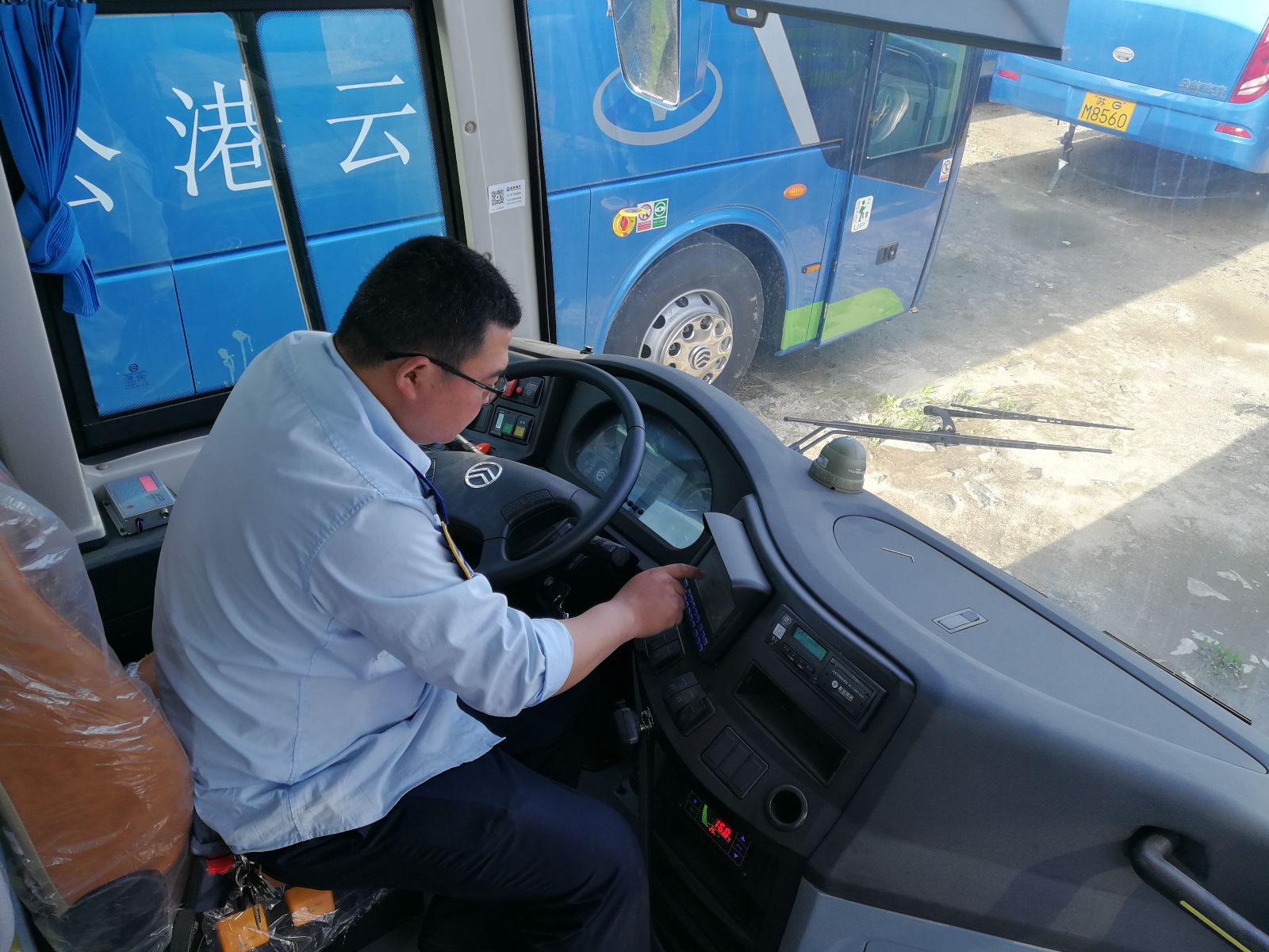 公交集團(tuán)佳連公司開(kāi)展安裝調(diào)試金旅車(chē)輛報(bào)站器工作