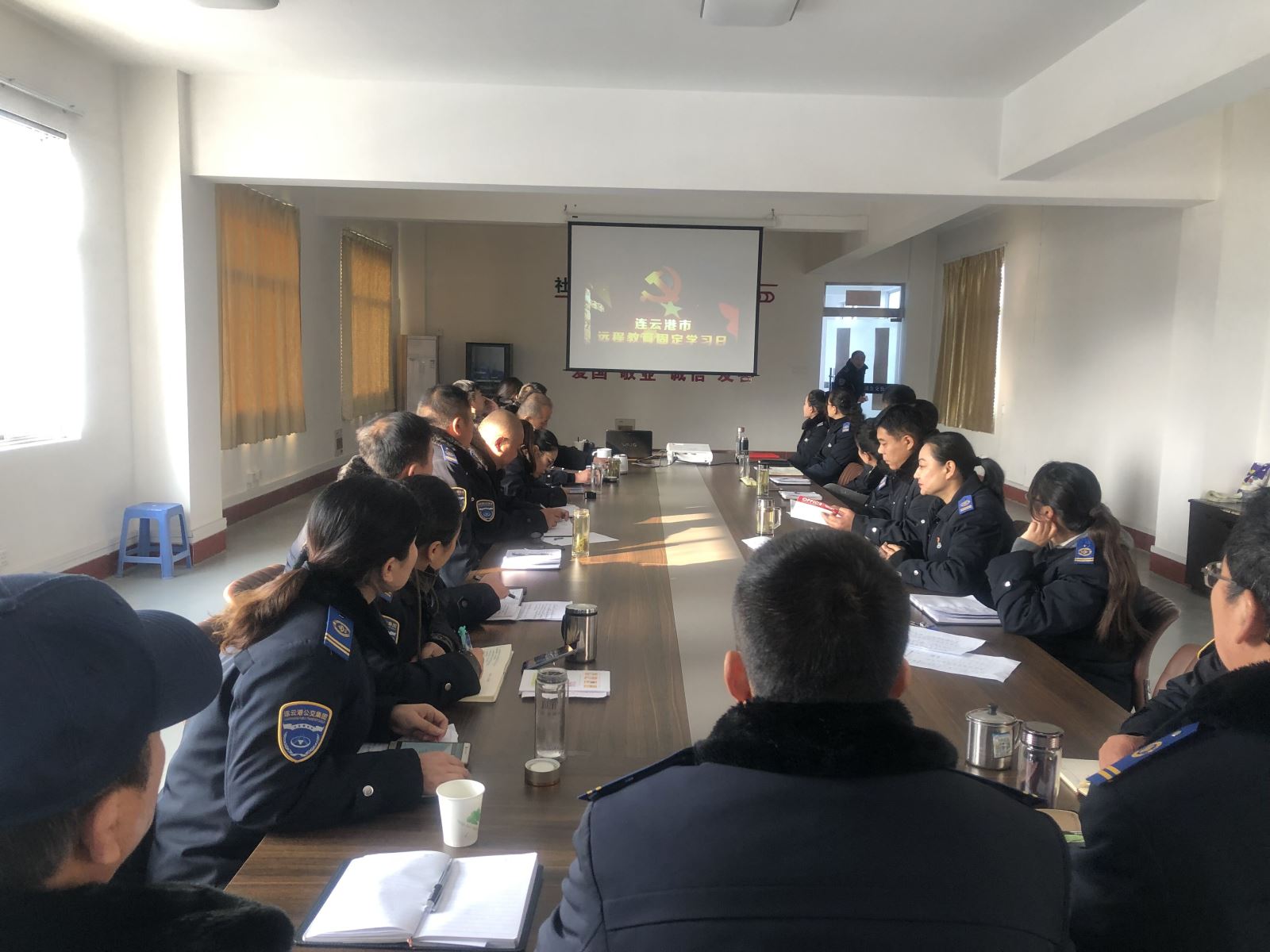 公交集團(tuán)各事業(yè)部組織觀看專題片《榜樣3》