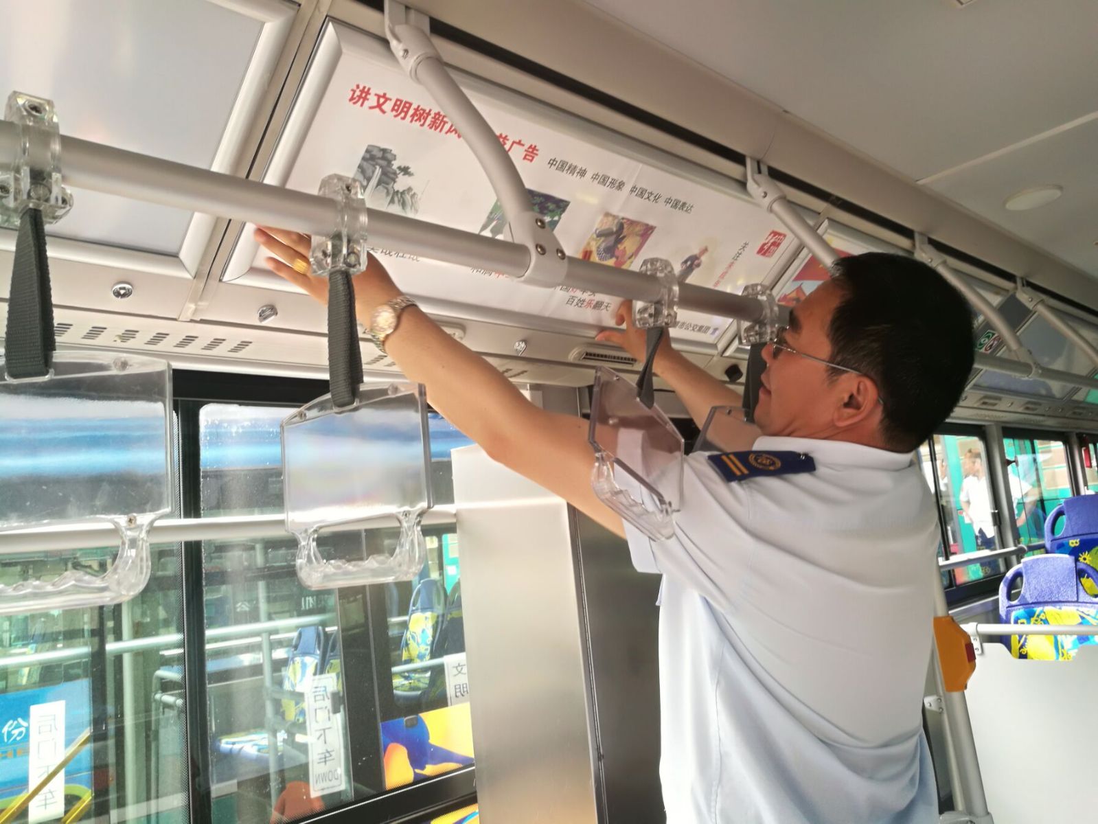 公交集團(tuán)海通公交公司更換車(chē)廂宣傳標(biāo)語(yǔ) 營(yíng)造創(chuàng)文氛圍