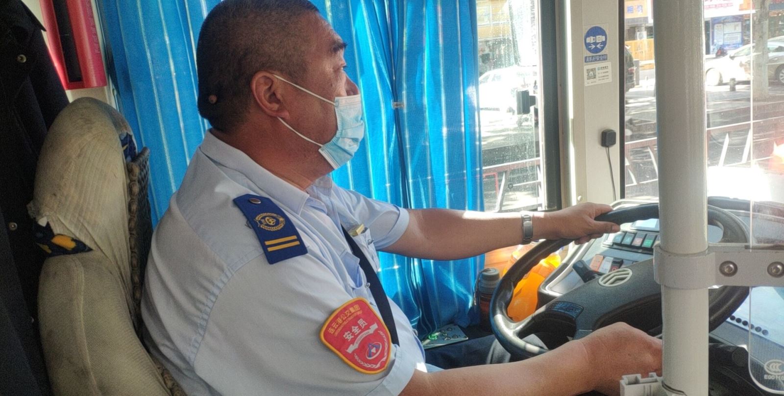 公交集團(tuán)公交事業(yè)一部7路駕駛員李玉雙拾金不昧受表?yè)P(yáng)