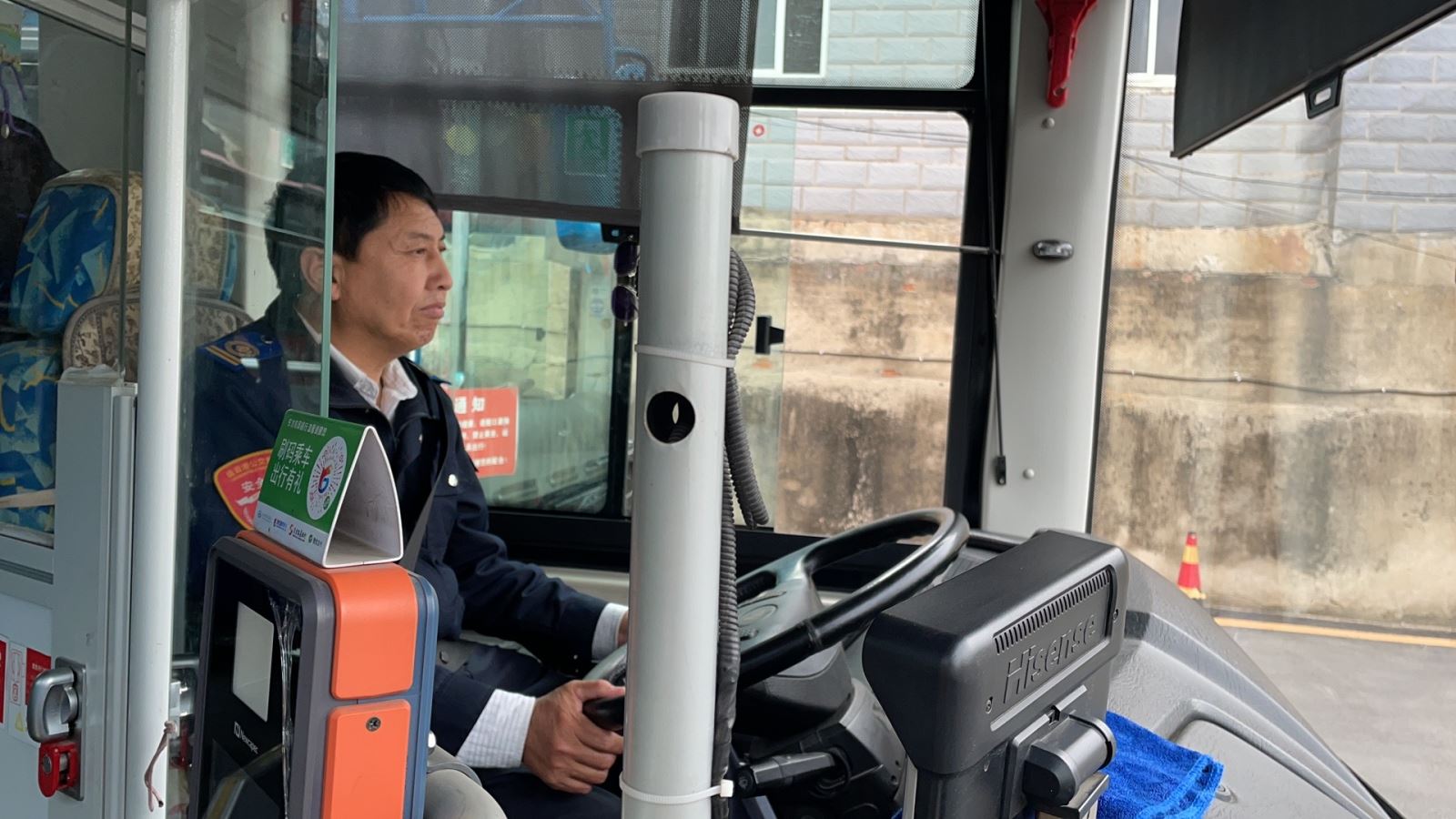 公交集團(tuán)公交事業(yè)一部1路駕駛員武傳恒拾金不昧受表?yè)P(yáng)