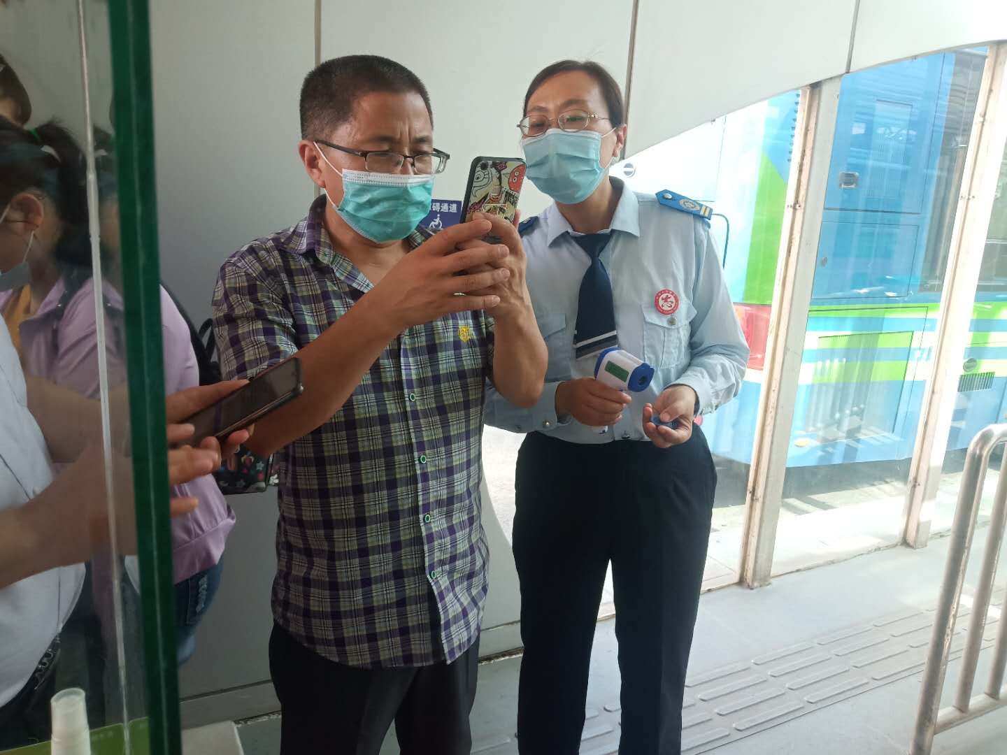 快速公交事業部站務員助人為樂