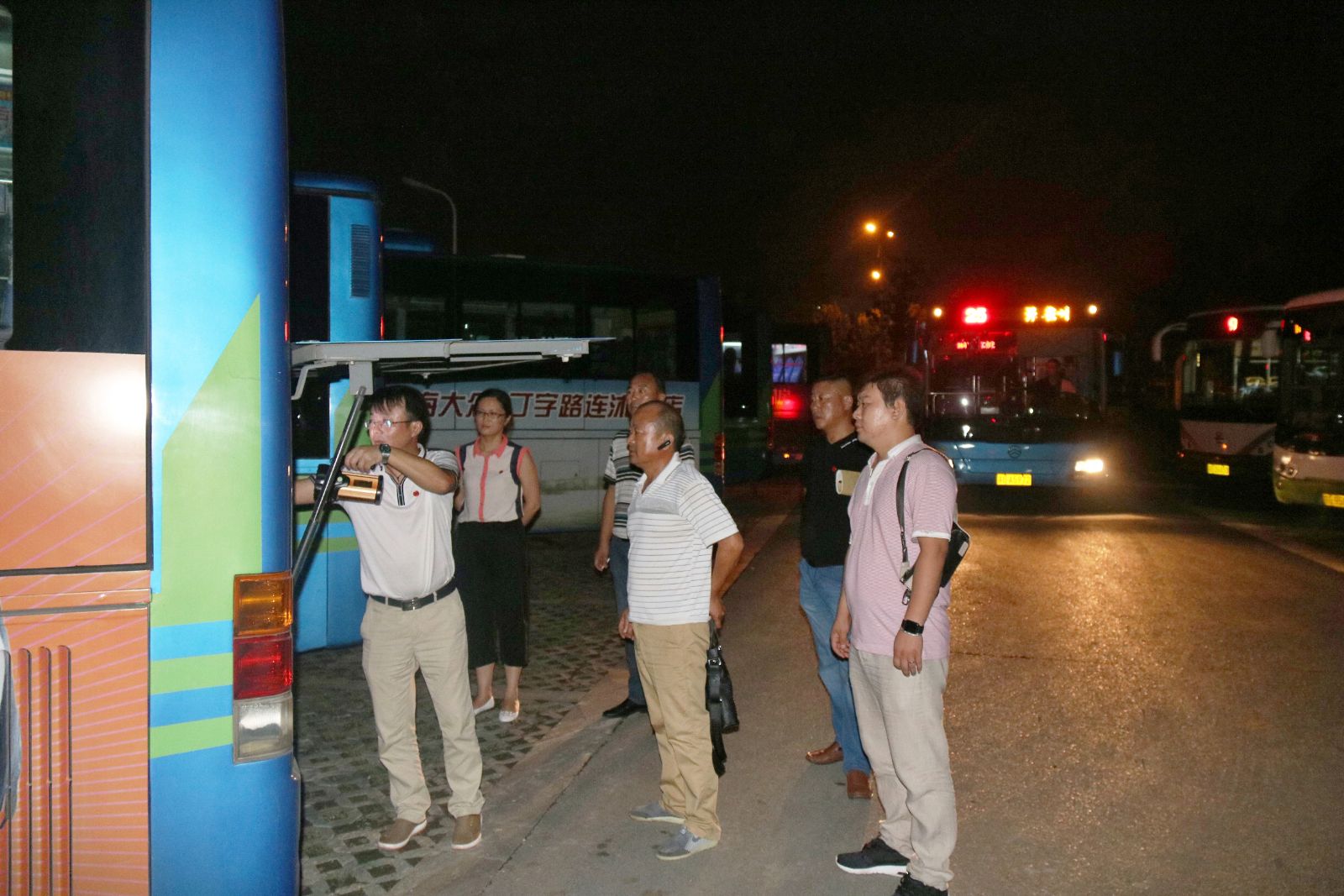 海通公交公司基層單位不畏高溫積極開展各項工作