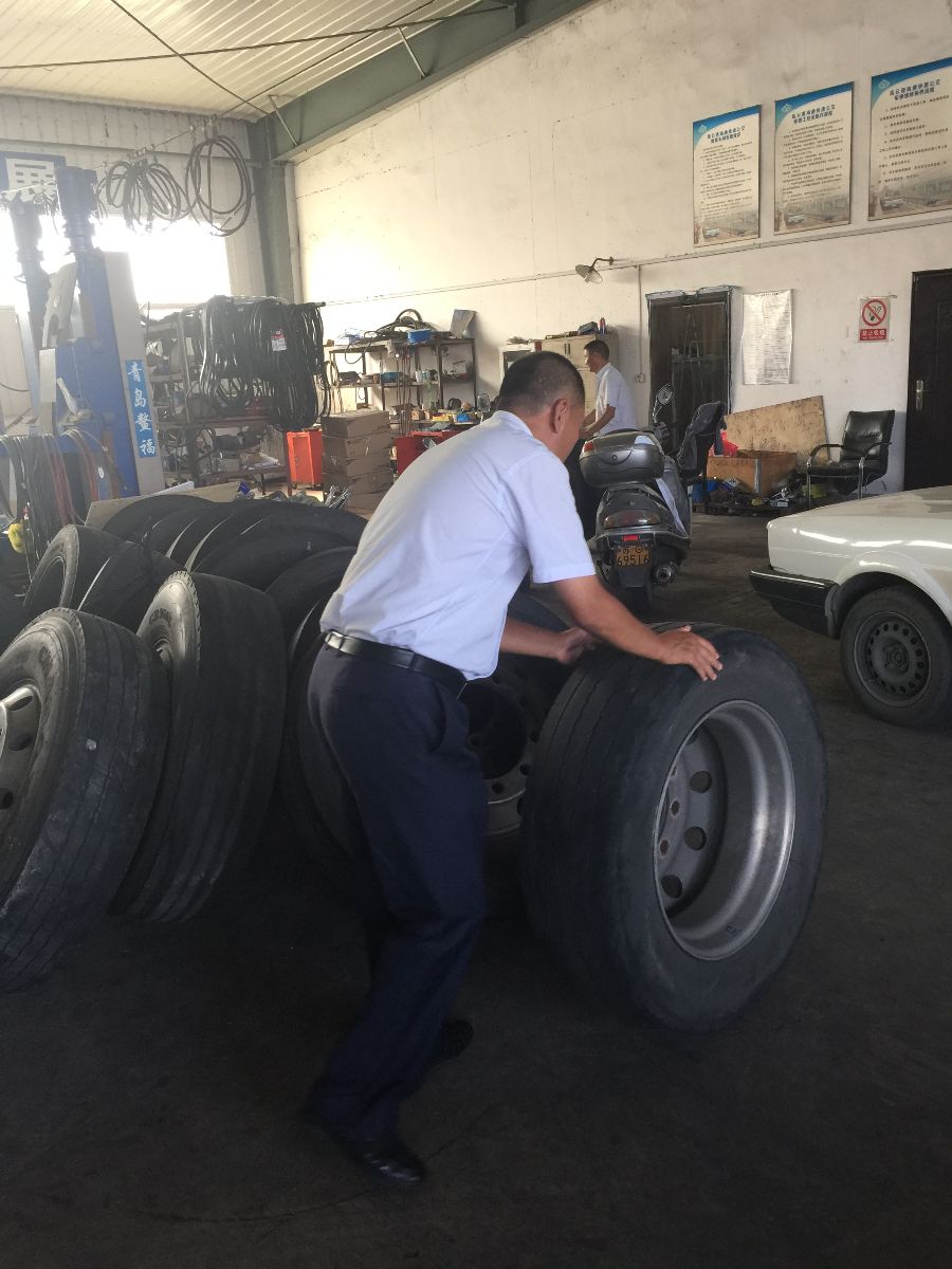 快速公交公司開展機修車間衛(wèi)生清理工作