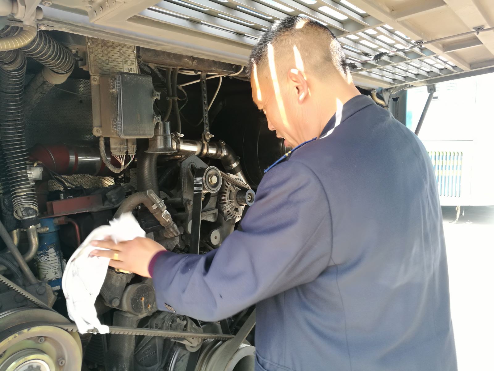 公交集團快速公交事業部積極做好發動機清洗工作