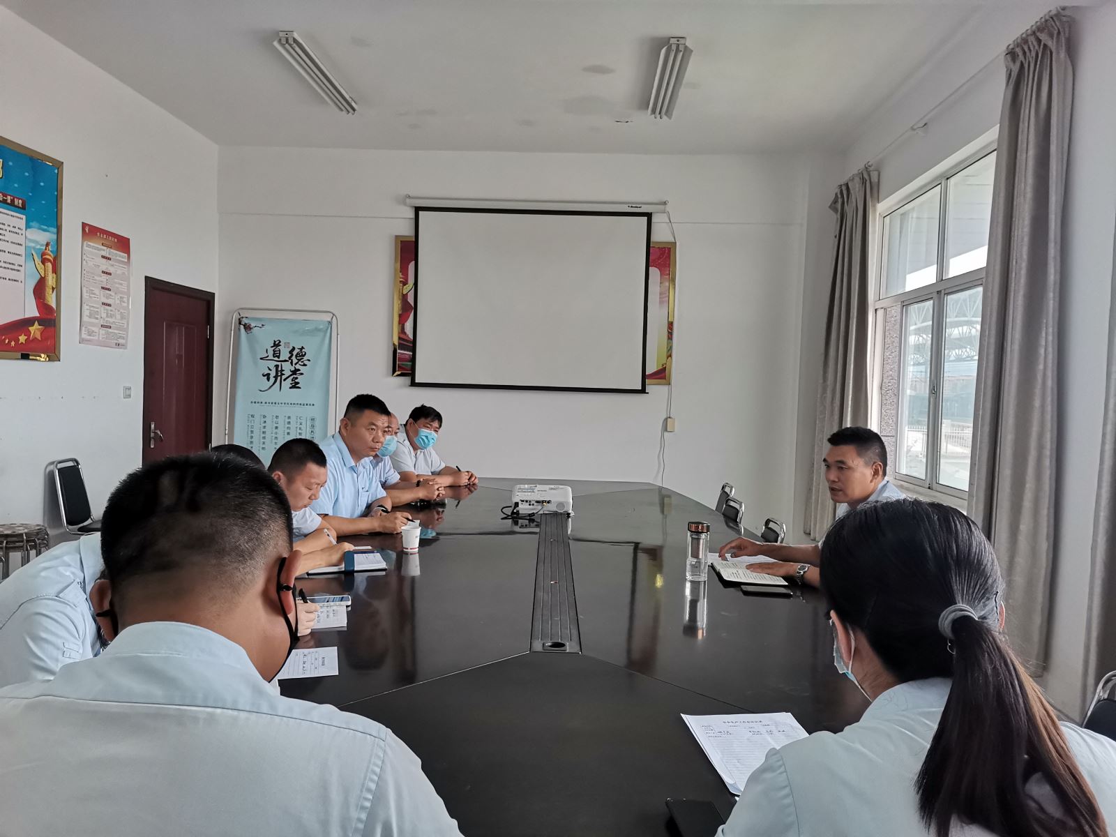 公交集團(tuán)公交事業(yè)二部召開安全機(jī)務(wù)專題會