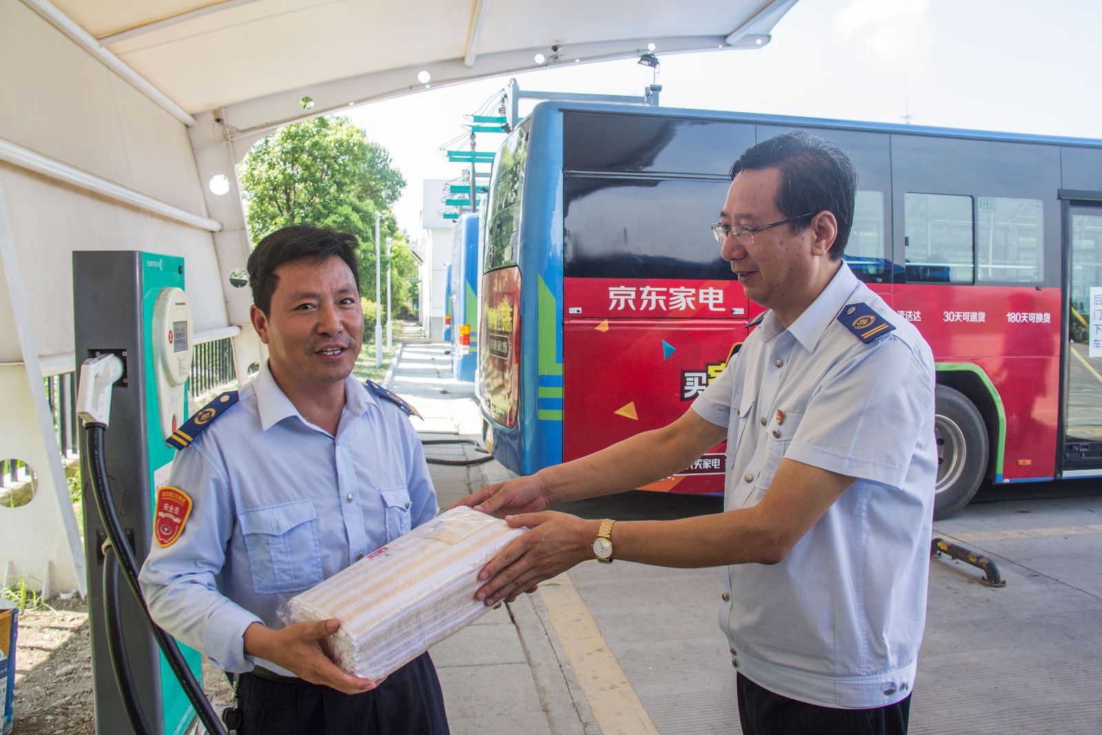 酷暑送清涼  關愛沁人心   公交集團為一線員工“送清涼”