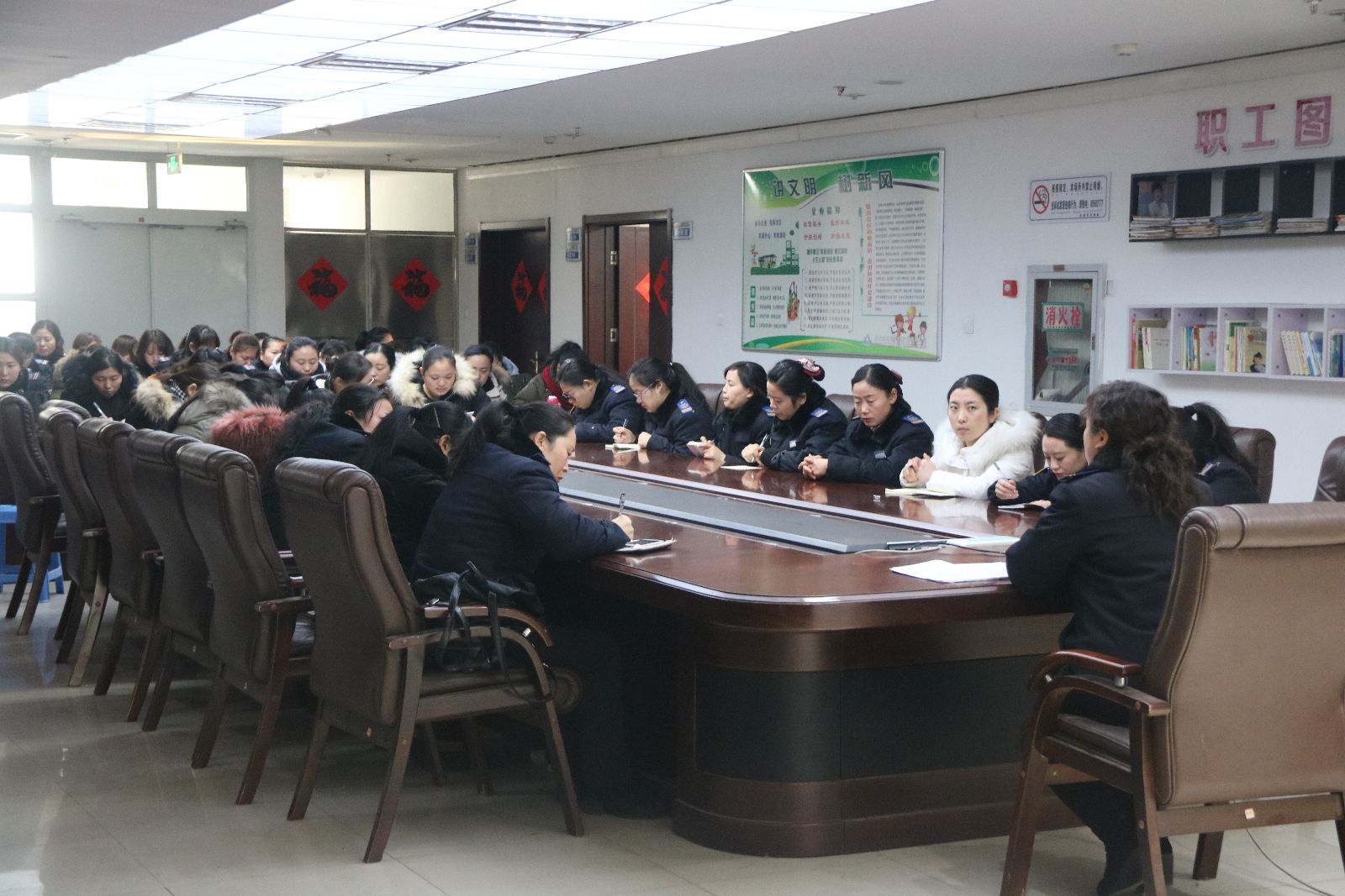 公交集團快速公司召開冬季站務員“文明安全、優質服務”會議