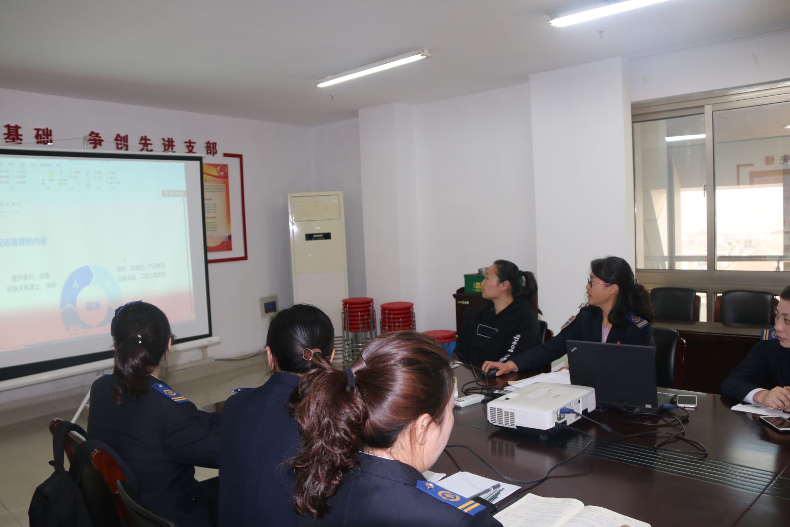 公交集團快速公交事業部開展站務組長現場管理知識培訓