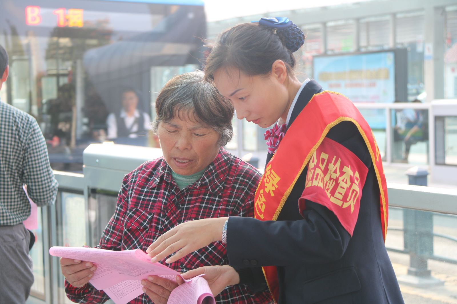 公交快速公司開(kāi)展“老年乘客乘坐B(niǎo)RT注意事項(xiàng)”主題宣傳活動(dòng)