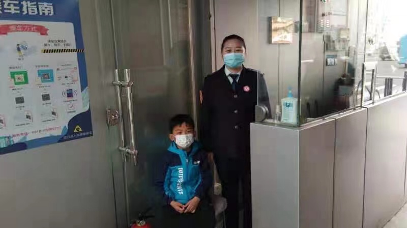 快速公交事業部站務員王旋幫助走丟的孩子尋找家人獲感謝